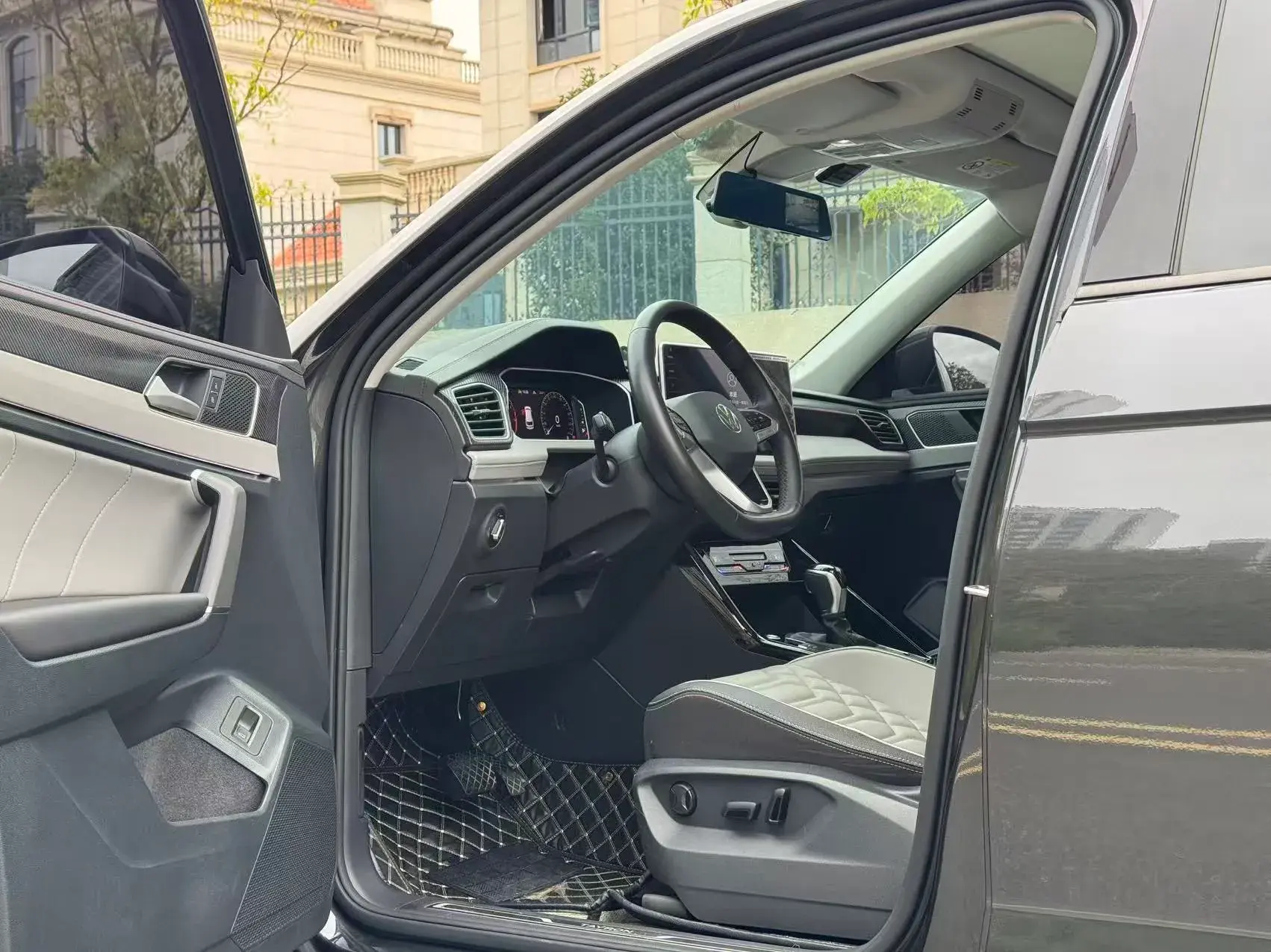 2023 VOLKSWAGEN TAYRON thumbnail 4