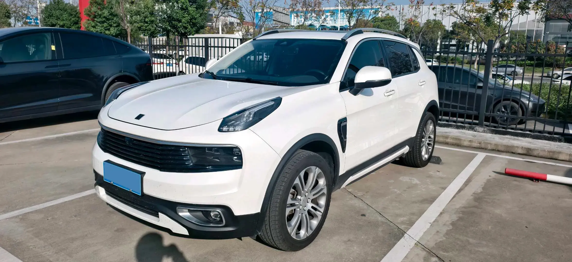 2019 LYNK&CO 01 view 1