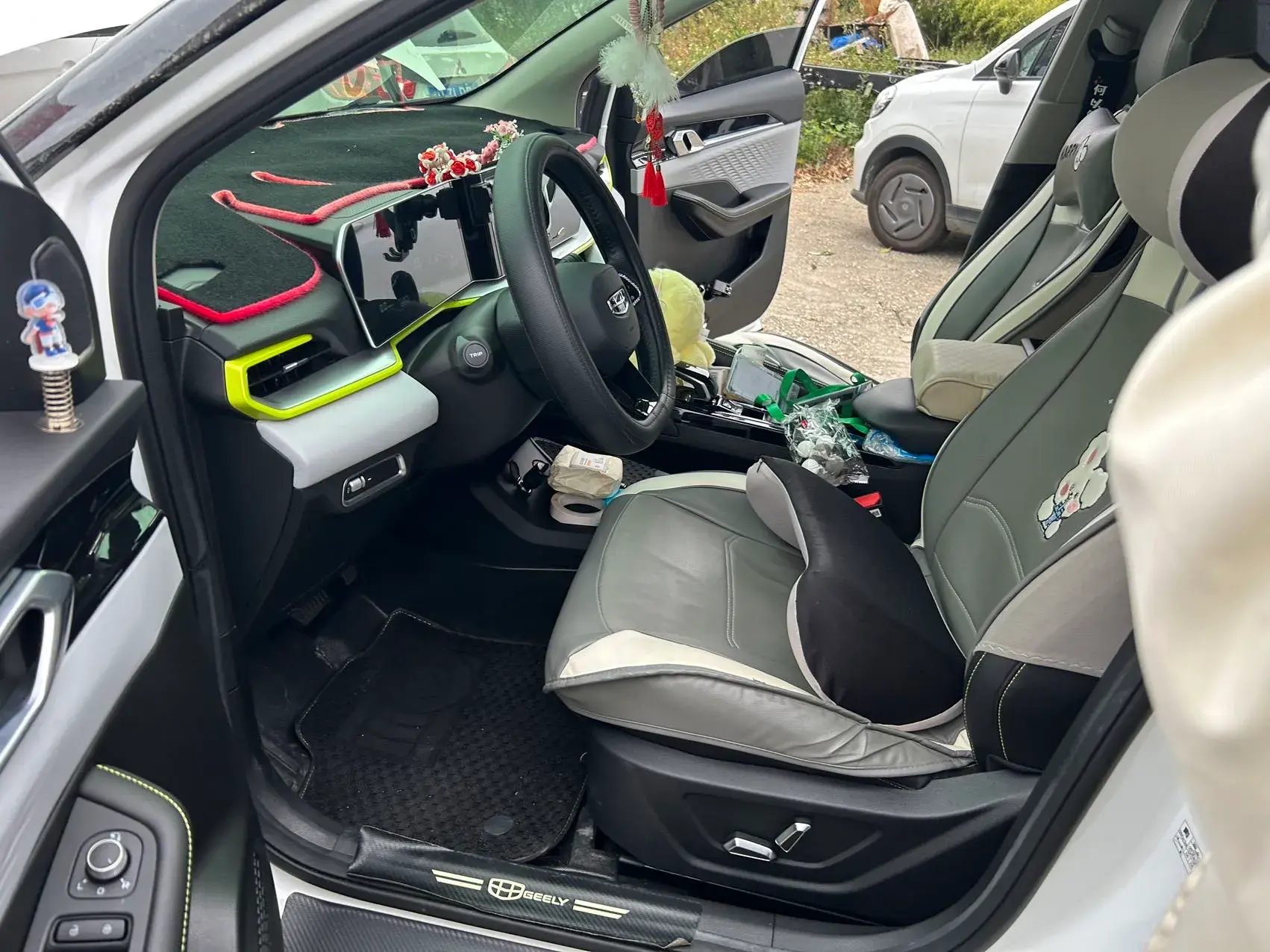 2023 GEELY COOLRAY thumbnail 2