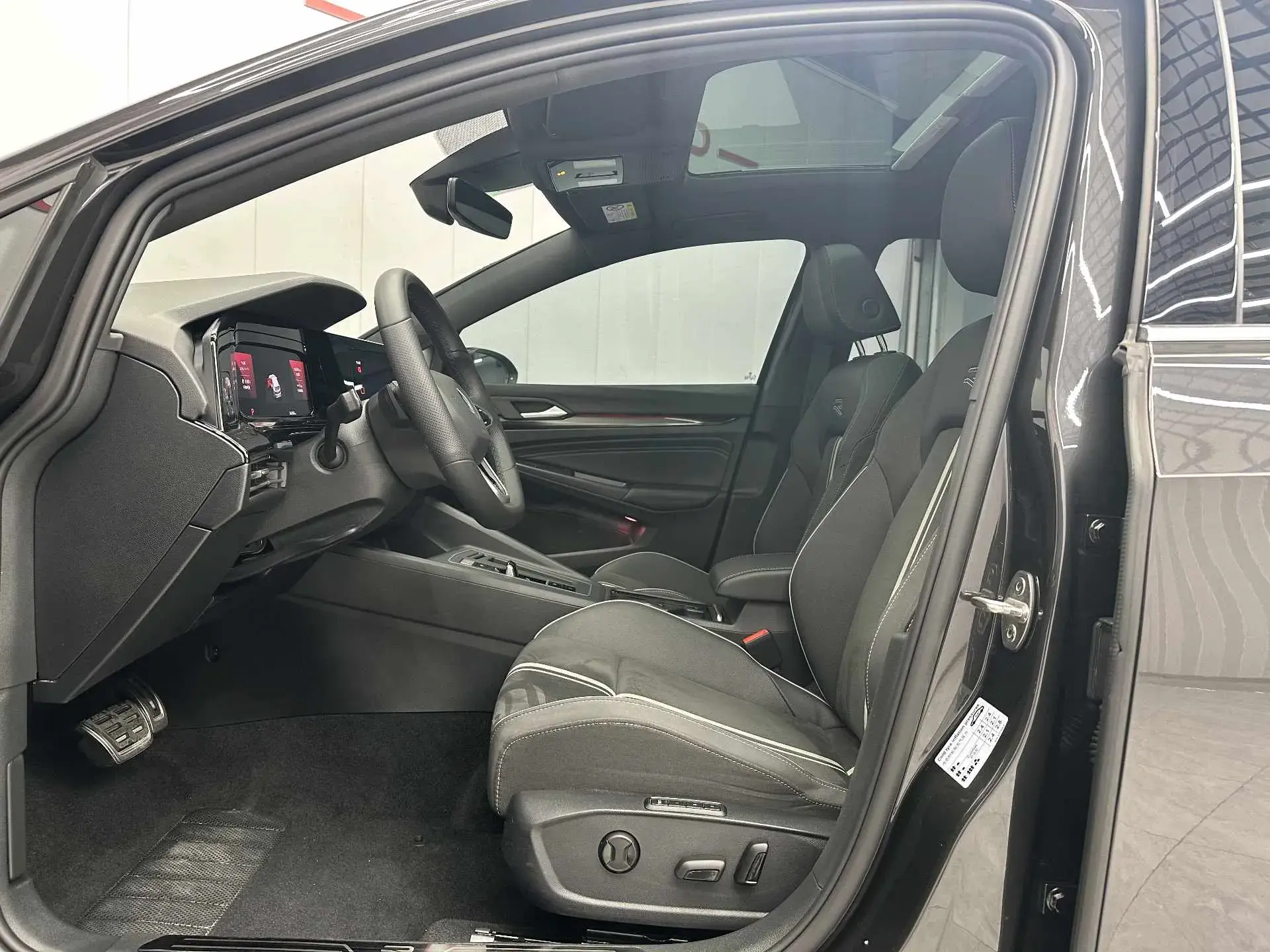 2021 VOLKSWAGEN GOLF thumbnail 4