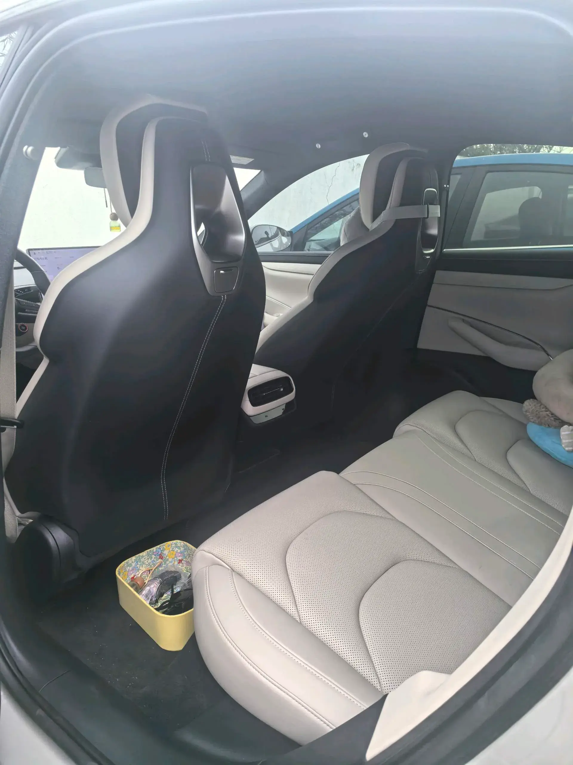 2024 MI SU7 thumbnail 3