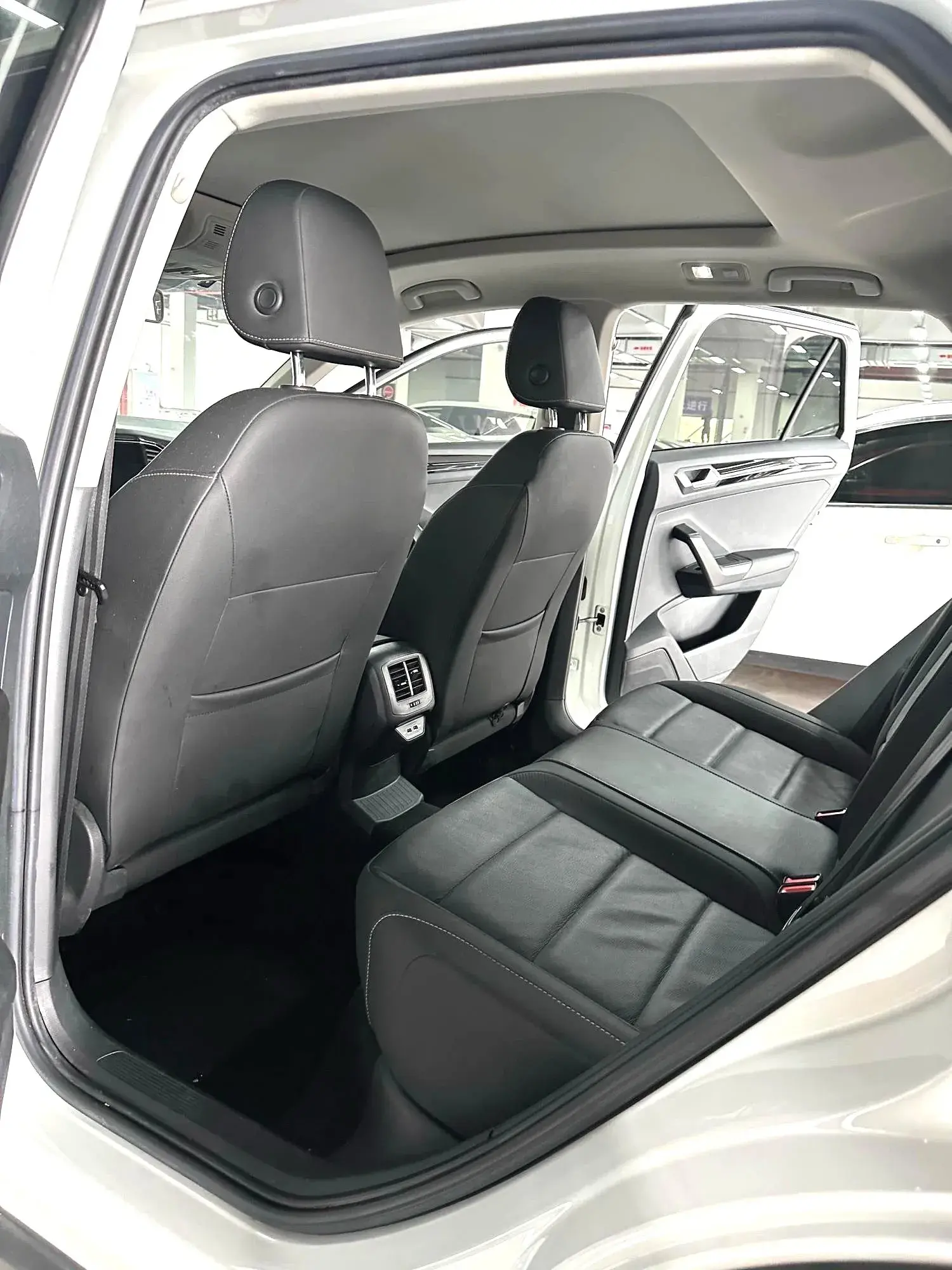 2022 VOLKSWAGEN T-ROC thumbnail 3