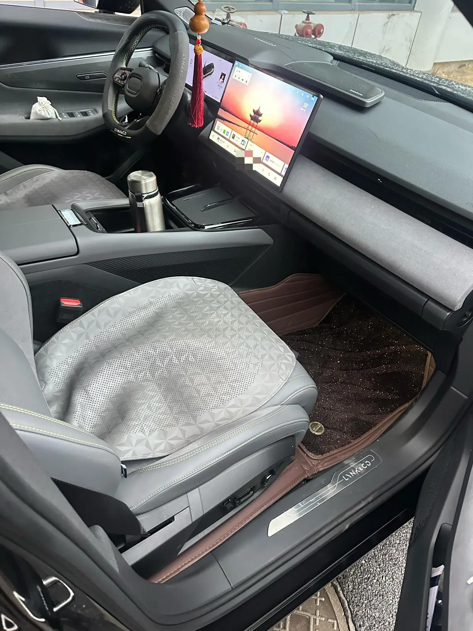 2025 LYNK&CO 08 thumbnail 4