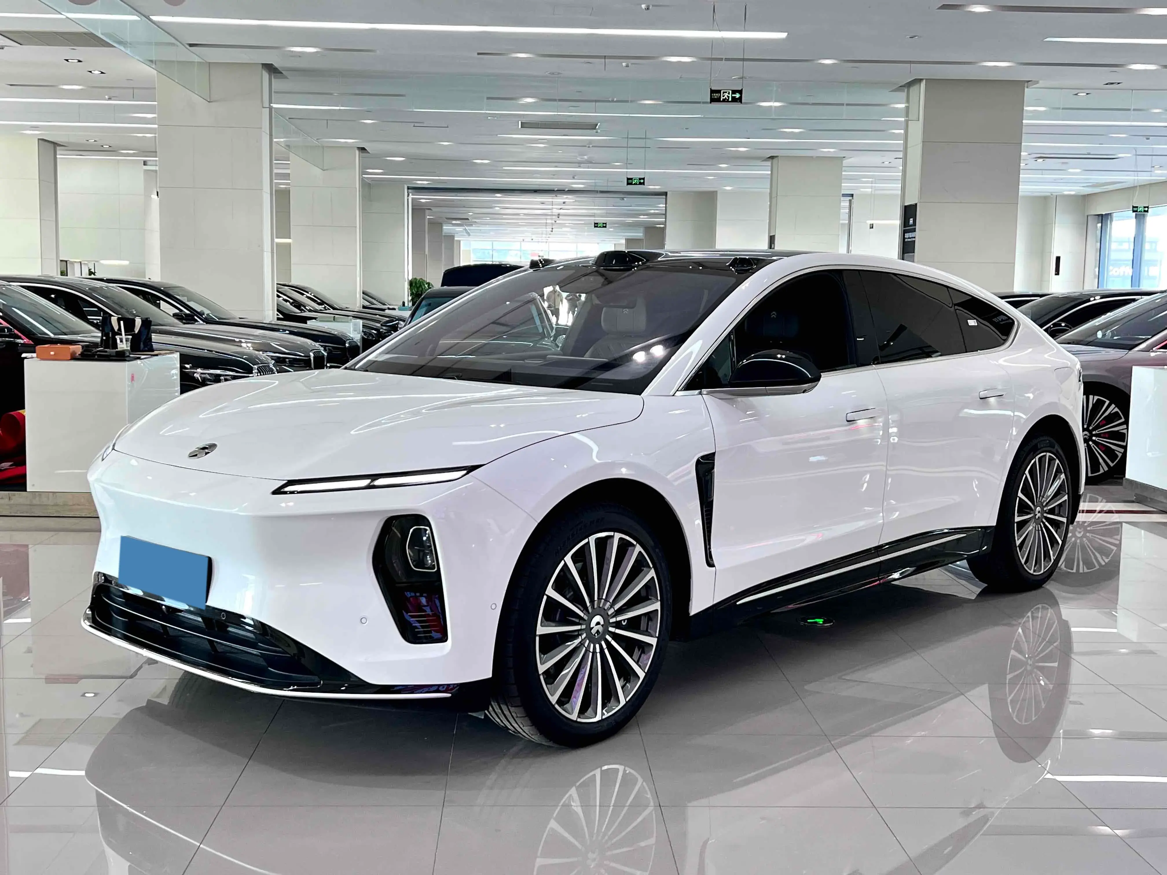 2025 NIO ET9 view 1