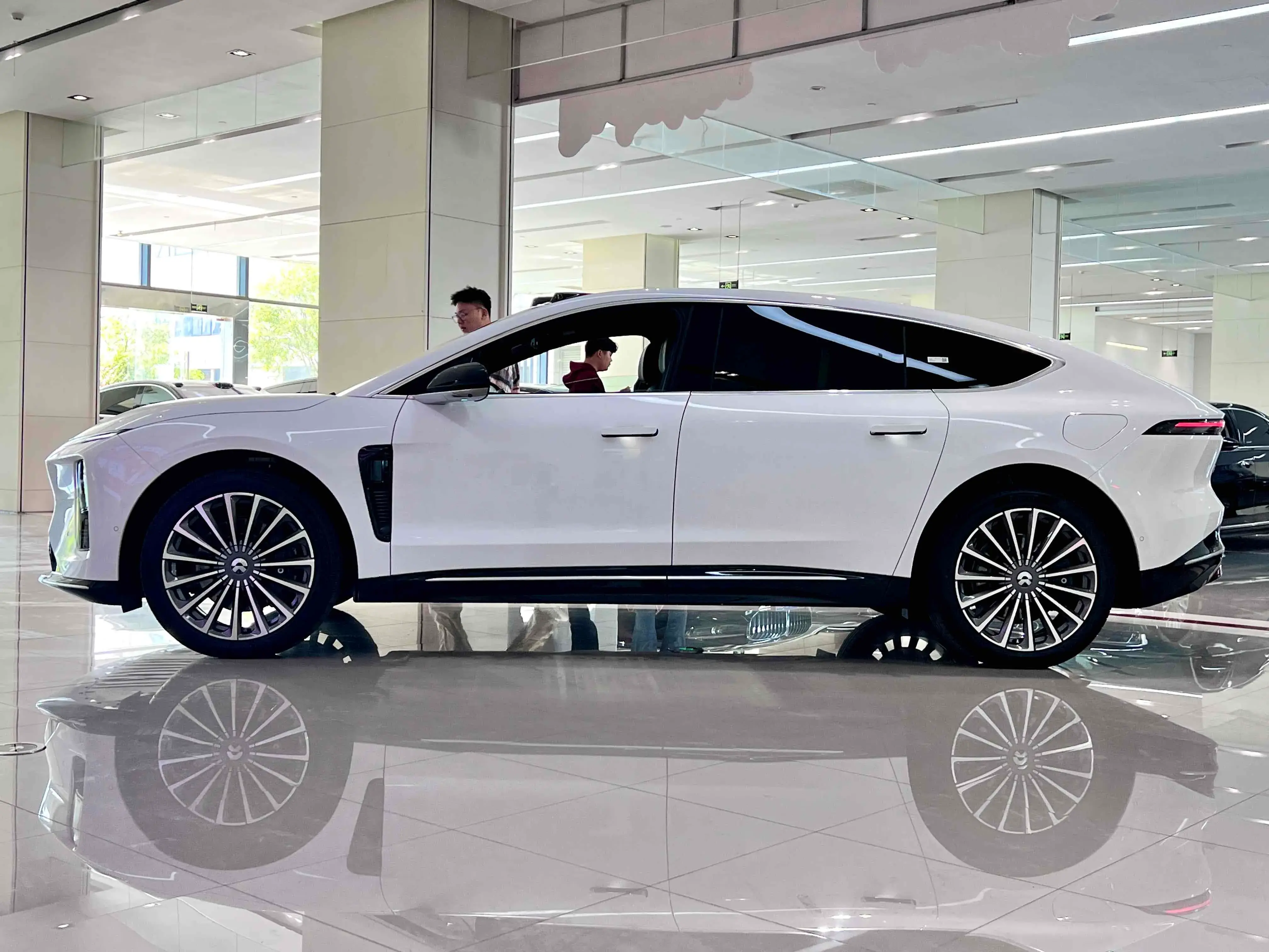 2025 NIO ET9 thumbnail 3