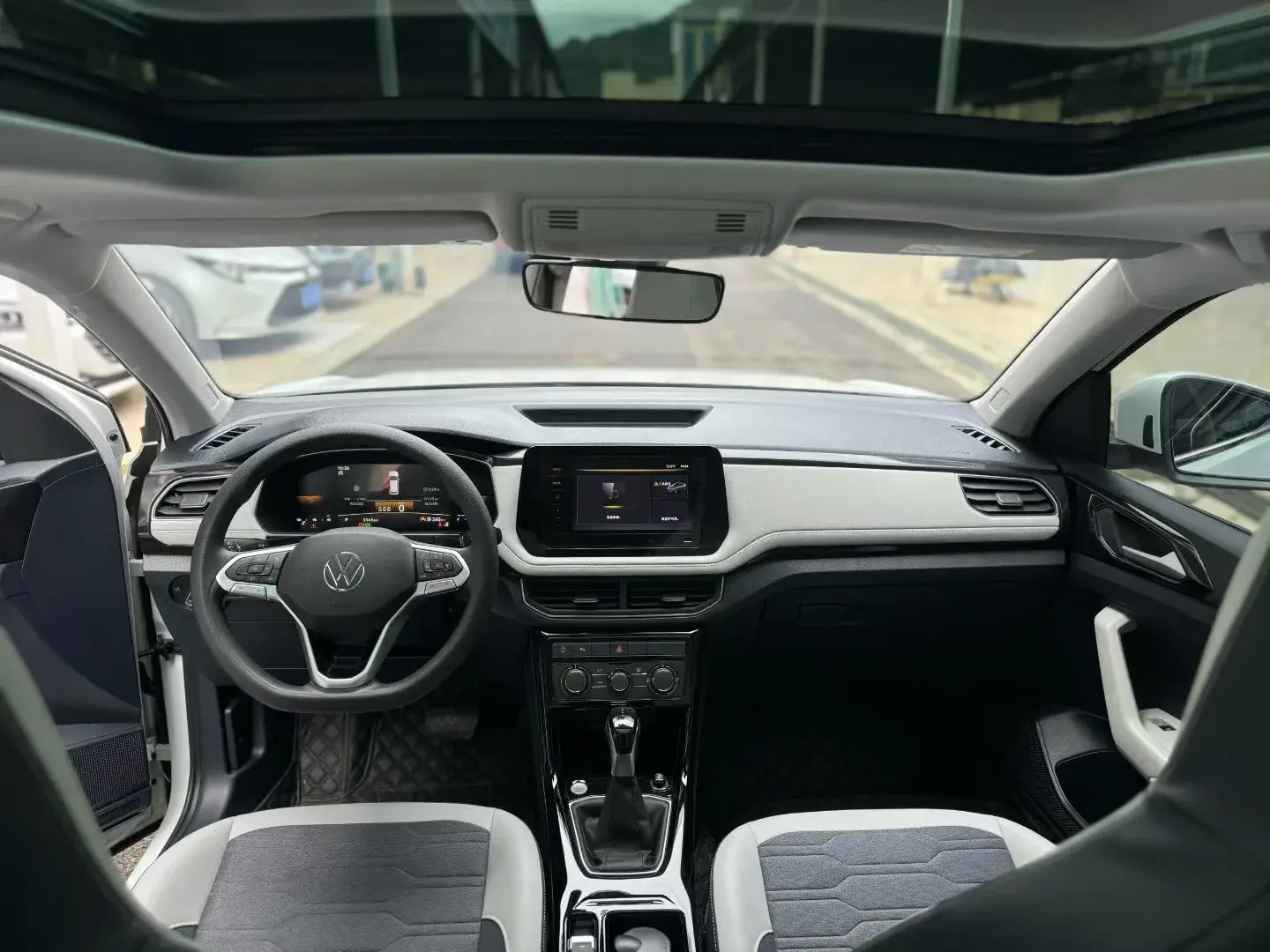 2025 VOLKSWAGEN THARU thumbnail 4