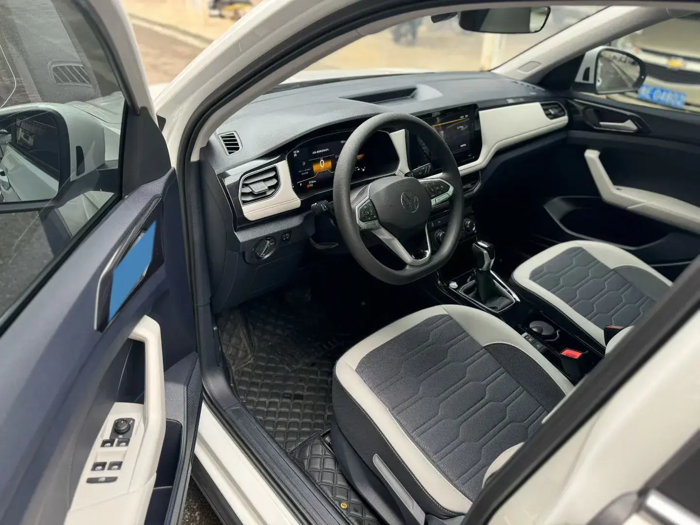 2025 VOLKSWAGEN THARU thumbnail 3