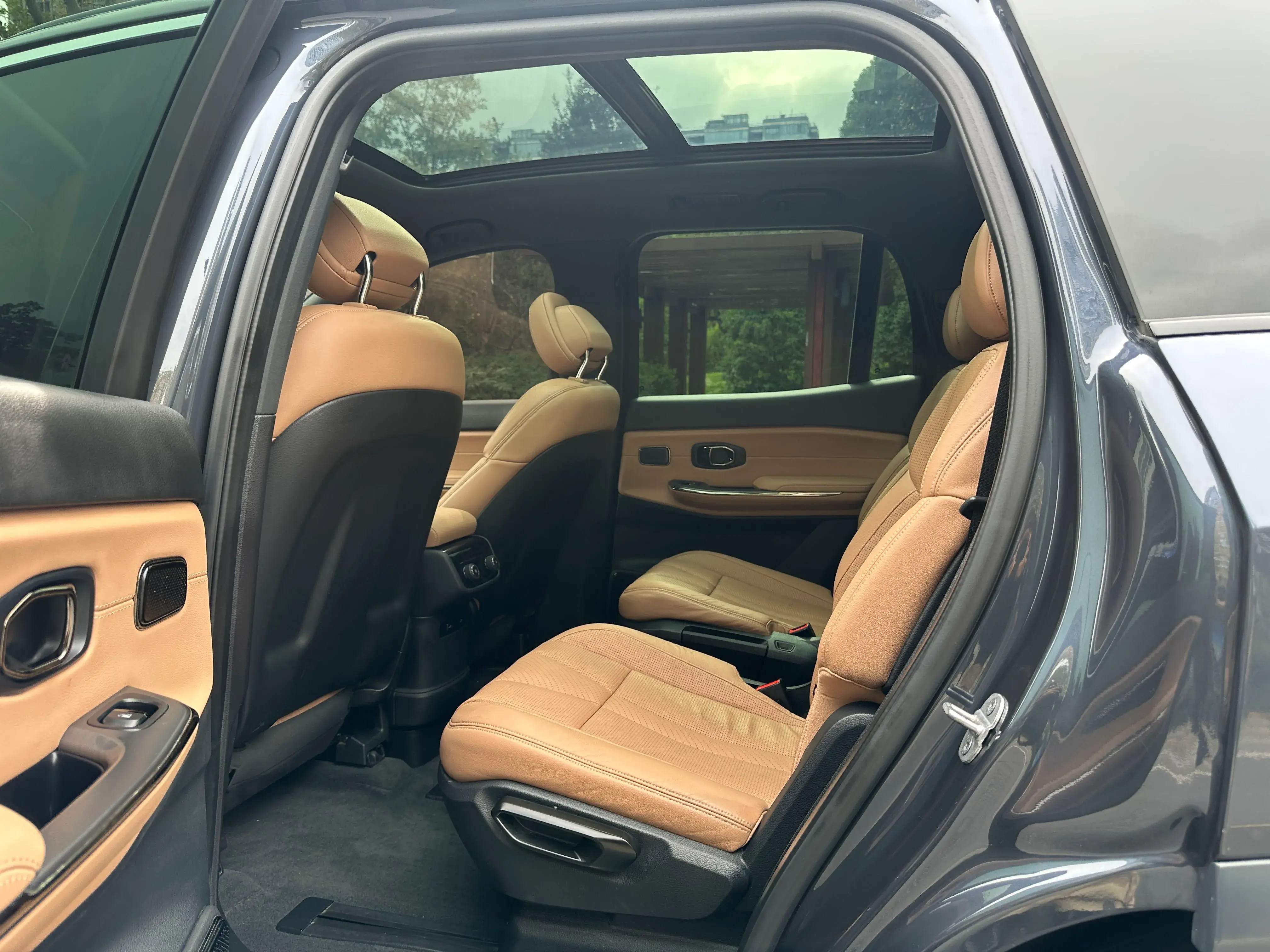 2020 NIO ES8 thumbnail 4