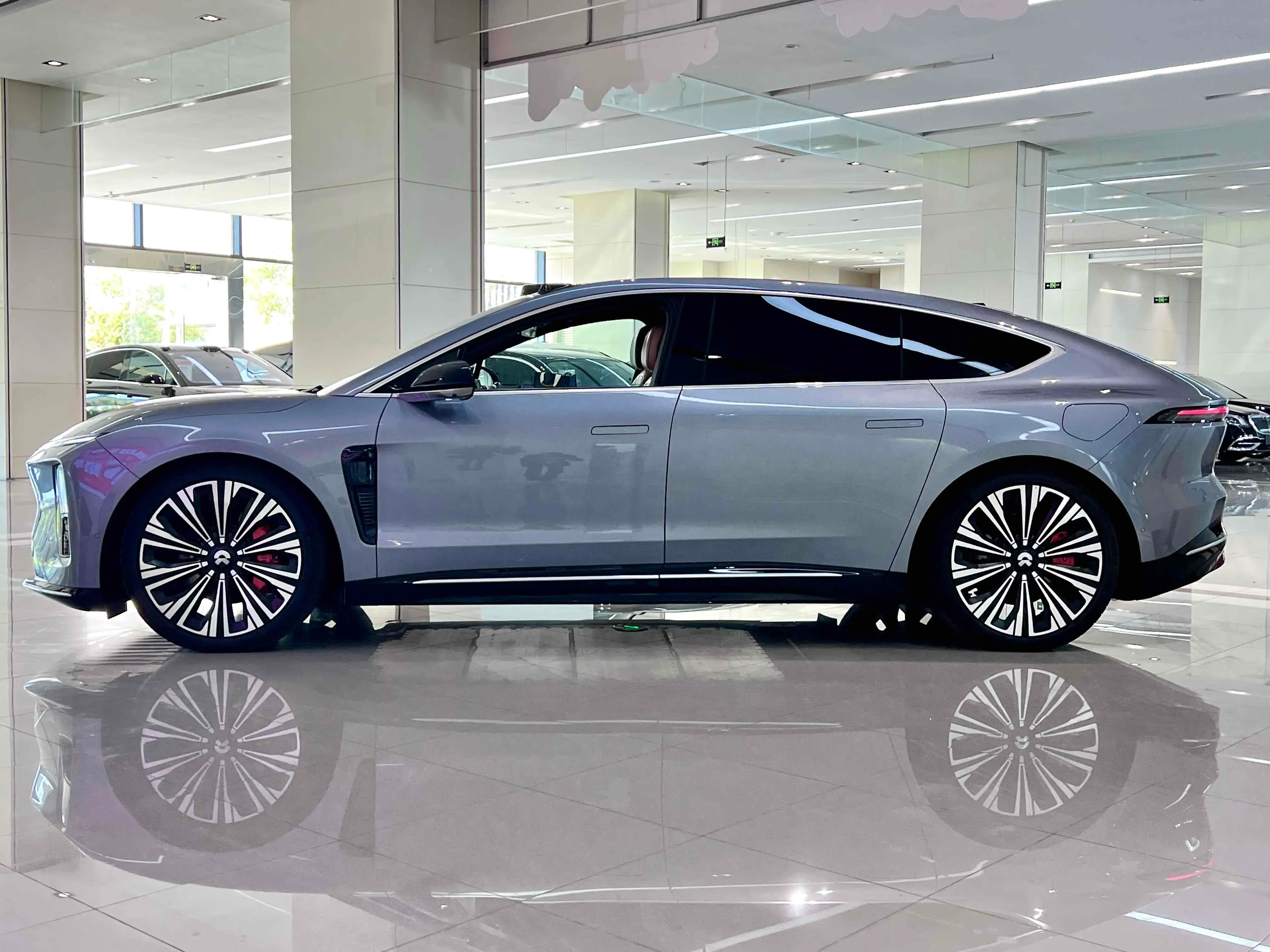 2025 NIO ET9 thumbnail 3