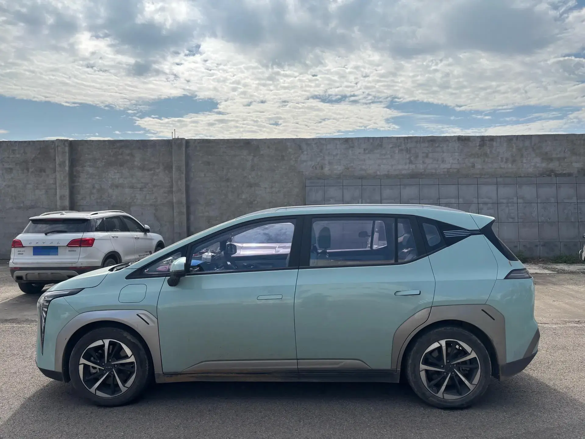 2023 AION Y thumbnail 2