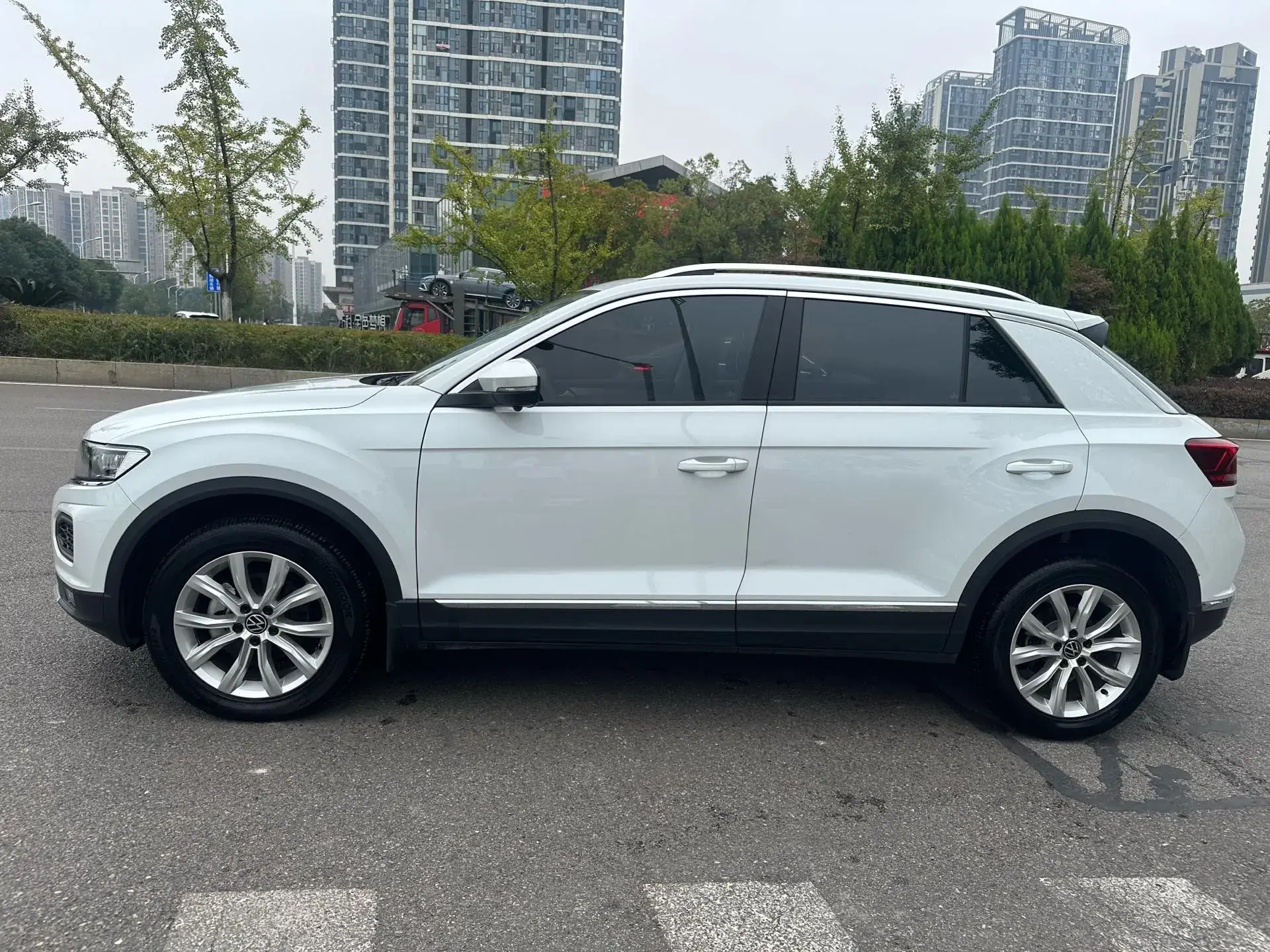 2021 VOLKSWAGEN T-ROC thumbnail 3