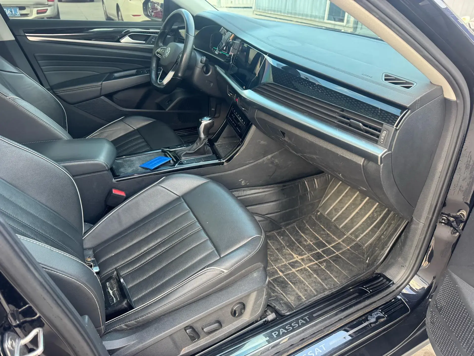 2022 VOLKSWAGEN PASSAT thumbnail 4