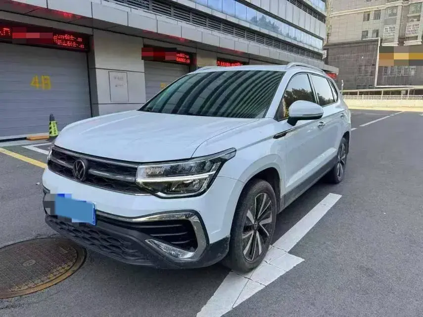 2024 VOLKSWAGEN THARU view 1