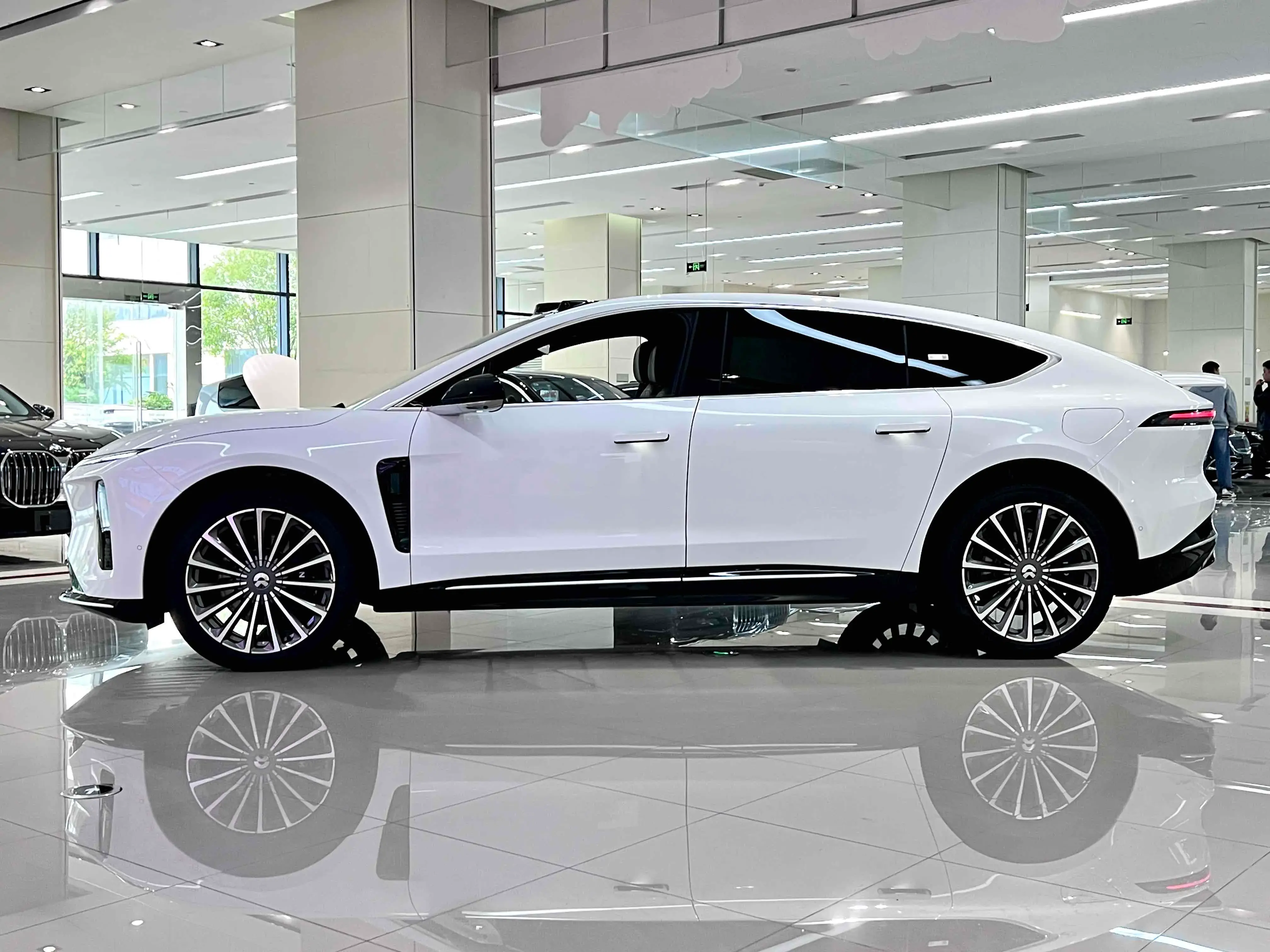 2025 NIO ET9 thumbnail 3