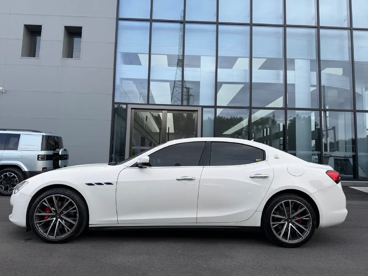 2021 Maserati Ghibli 2.0T 330HP L4 8AT,autocango,china used car exporter,china ev exporter,chinese used car exporter,chinese used ev exporter