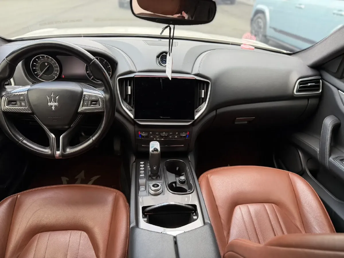 2021 Maserati Ghibli 2.0T 330HP L4 8AT,autocango,china used car exporter,china ev exporter,chinese used car exporter,chinese used ev exporter