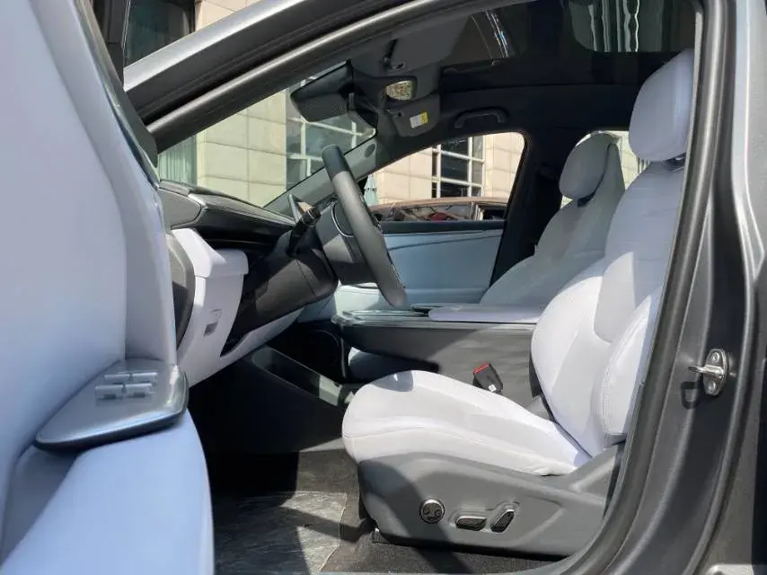 2024 ARCFOX ΑT5 thumbnail 3