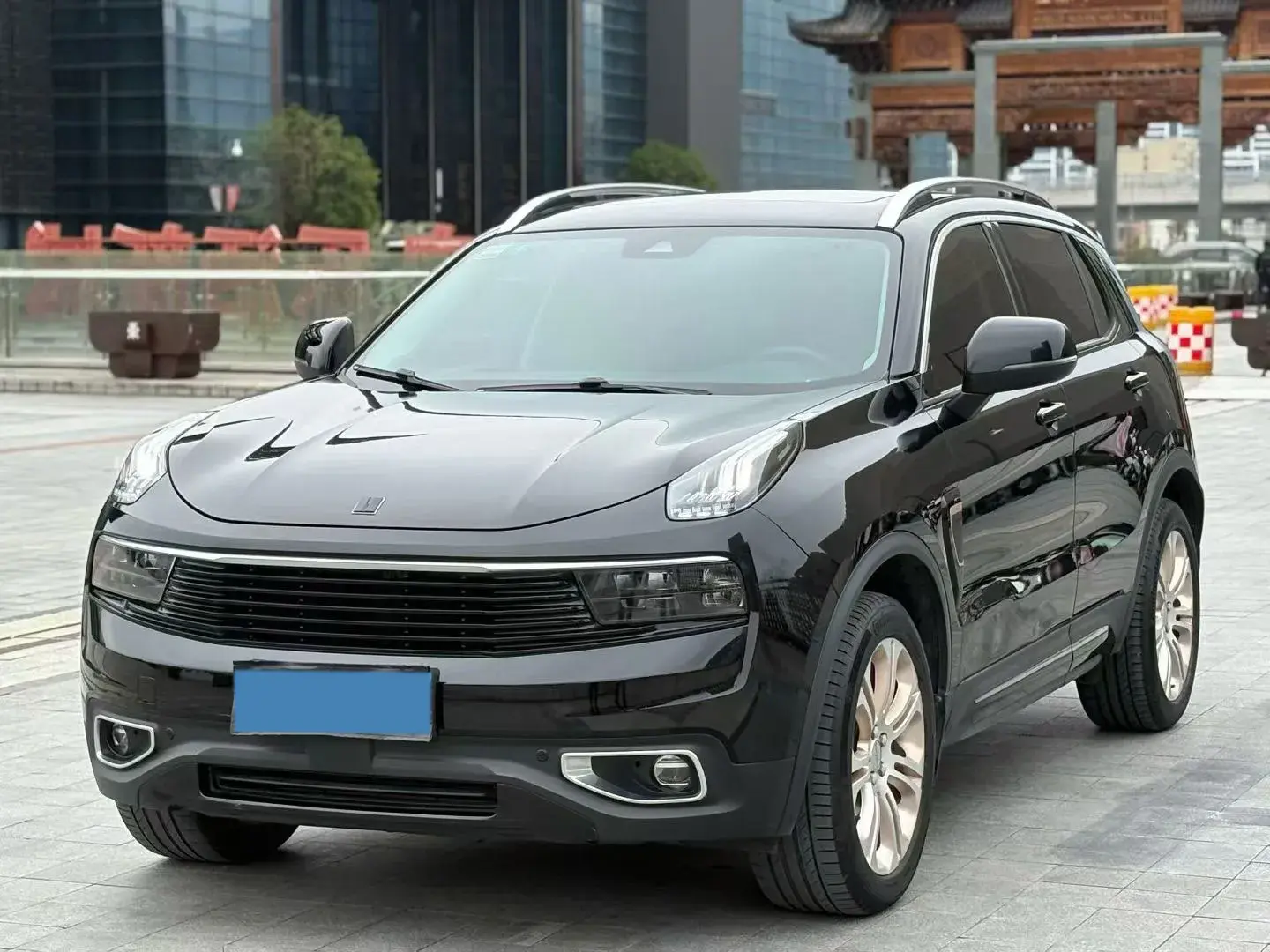 2018 LYNK&CO 01 view 1