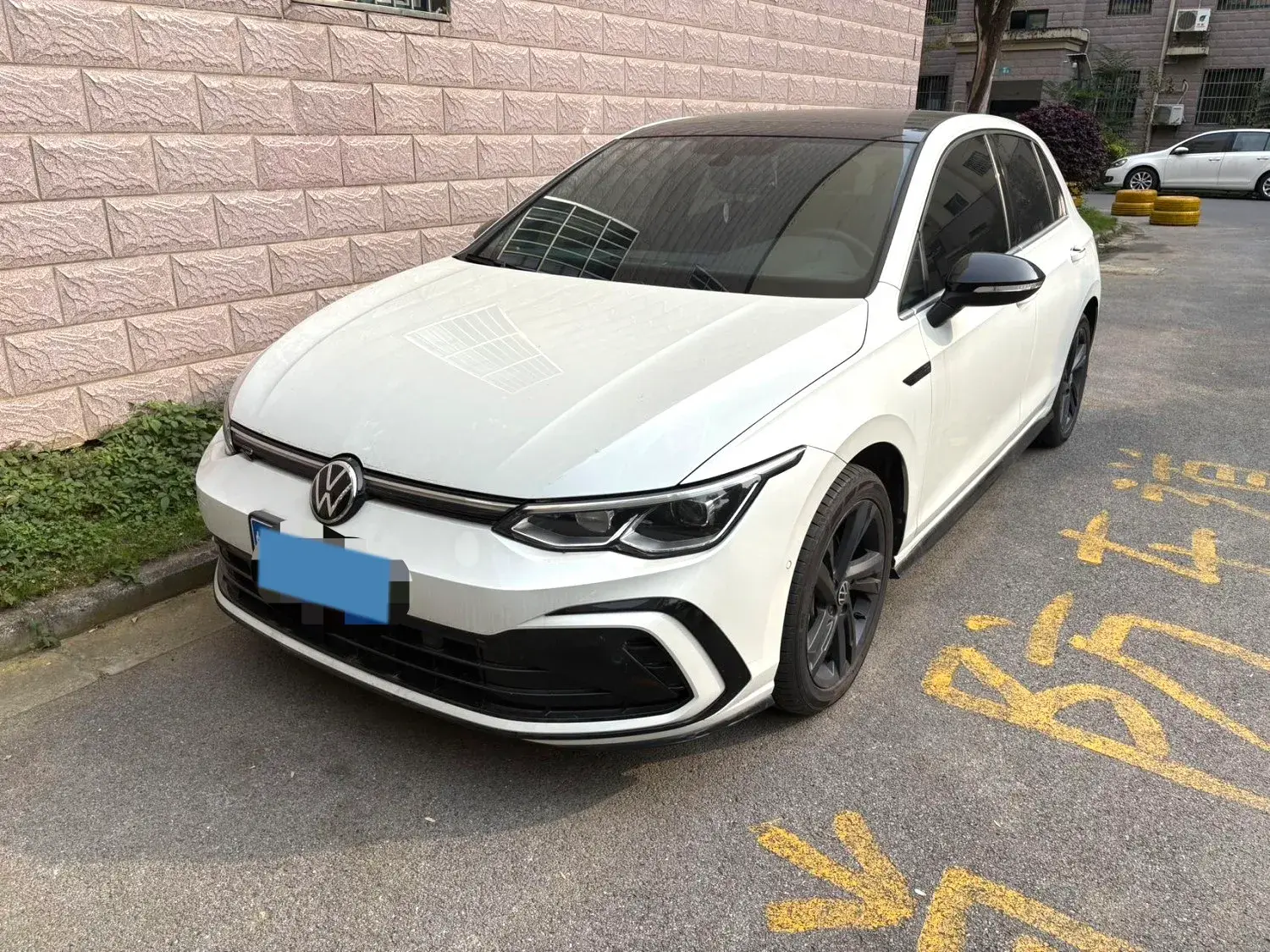 2023 VOLKSWAGEN GOLF view 1