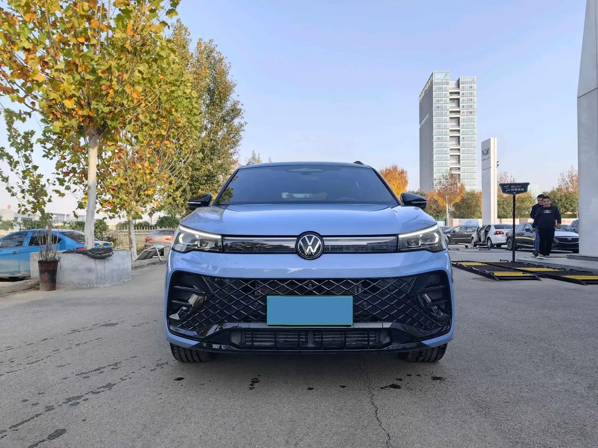 2024 VOLKSWAGEN TIGUAN thumbnail 2