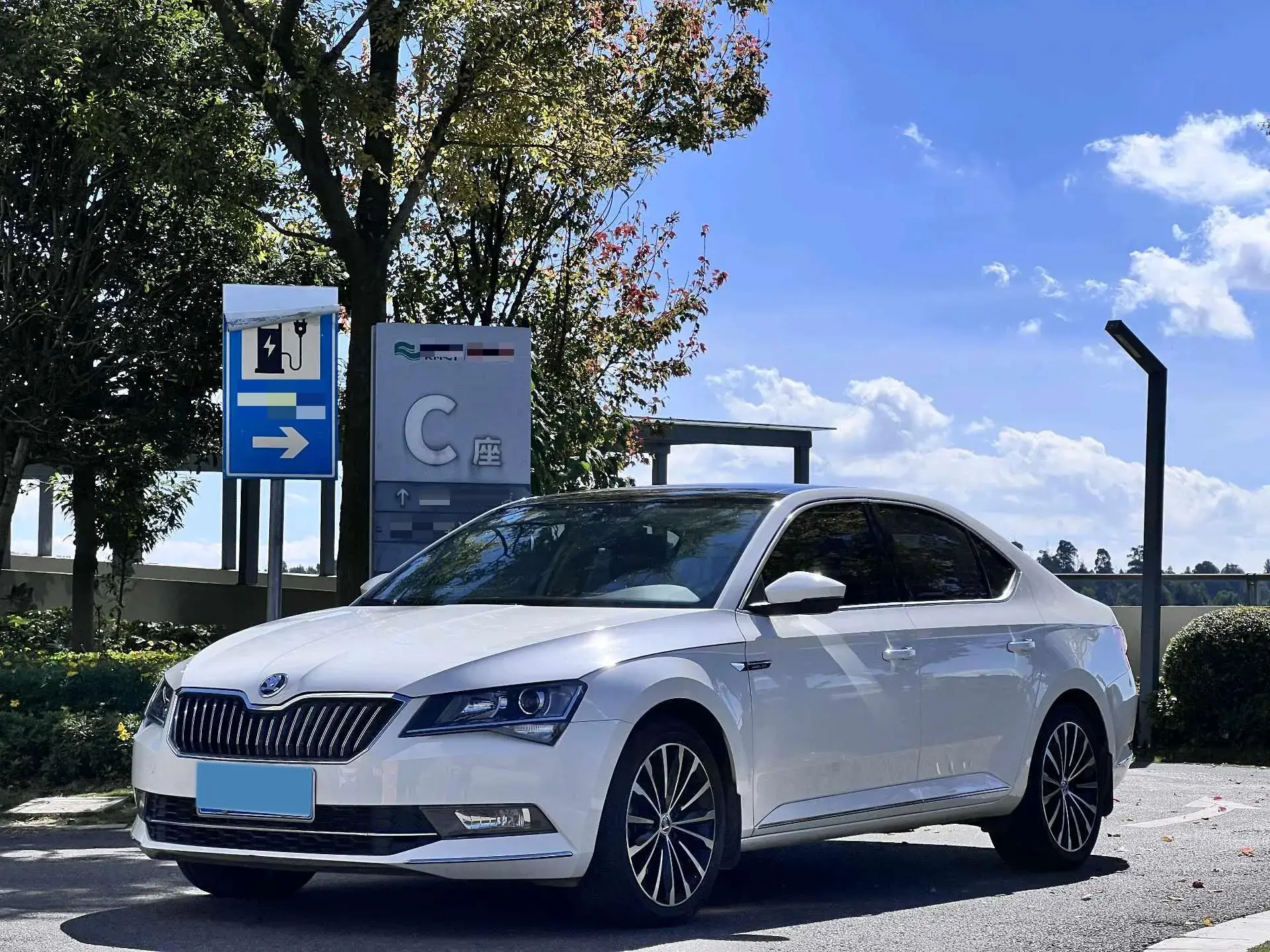 2018 SKODA SUPERB view 1
