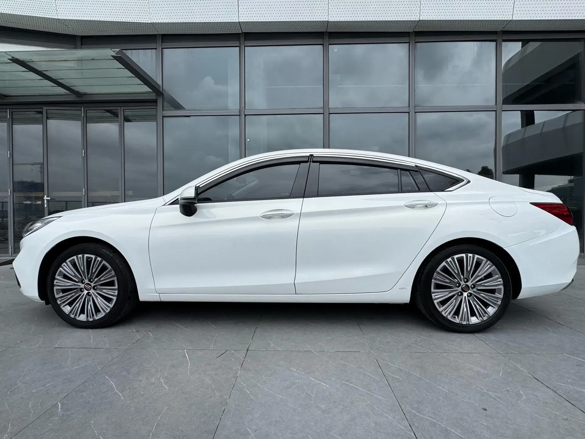 2022 HONGQI H5 thumbnail 3