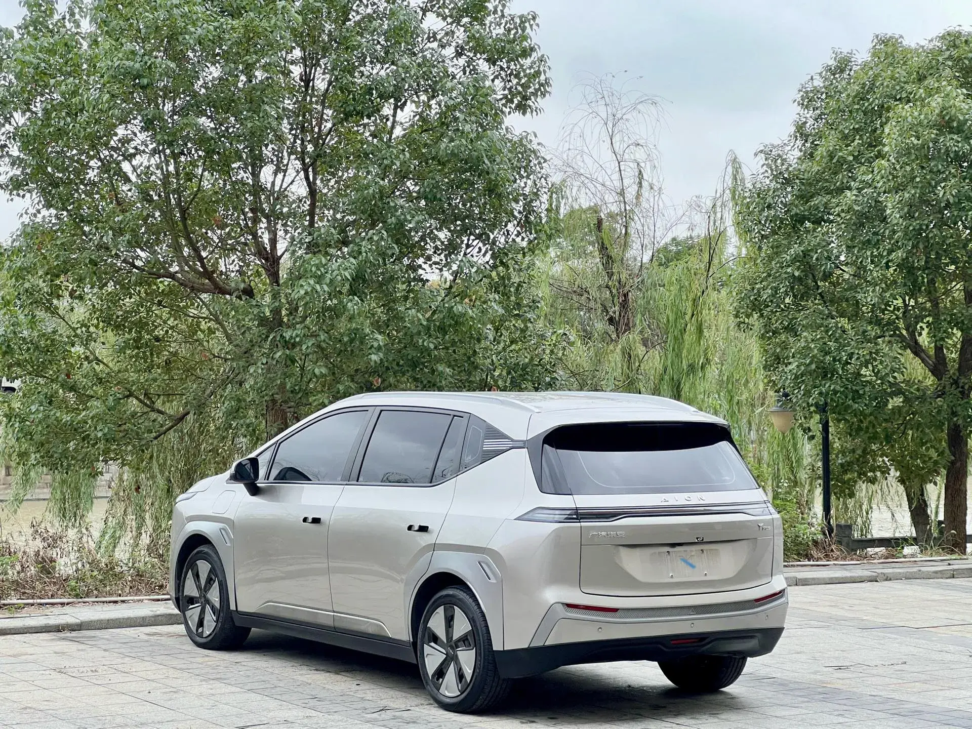 2023 AION Y thumbnail 4