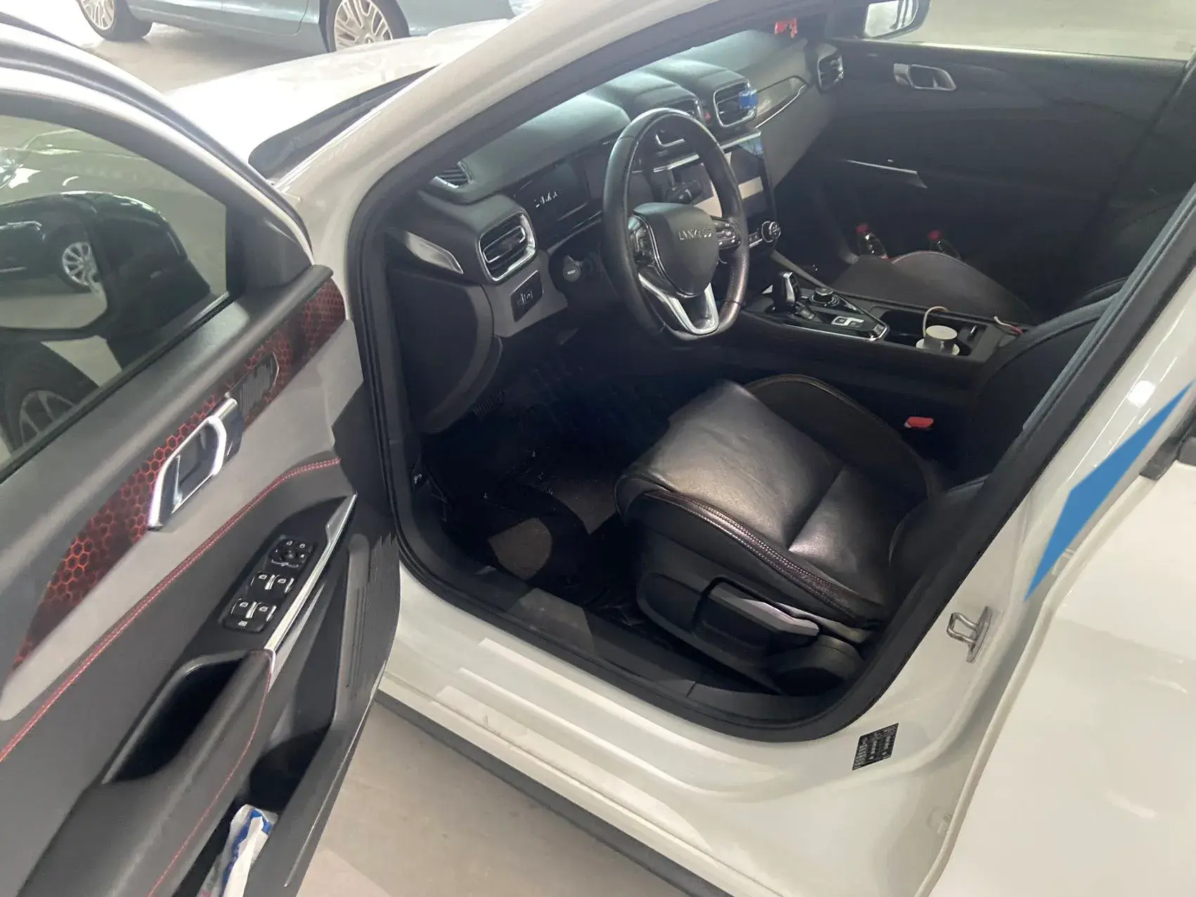 2018 LYNK&CO 03 thumbnail 4