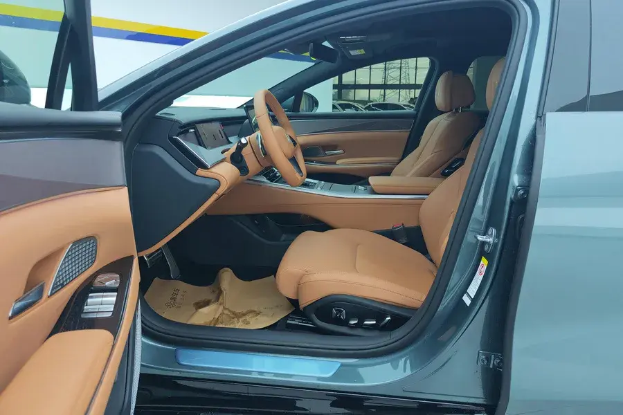 2025 BYD HANL thumbnail 3