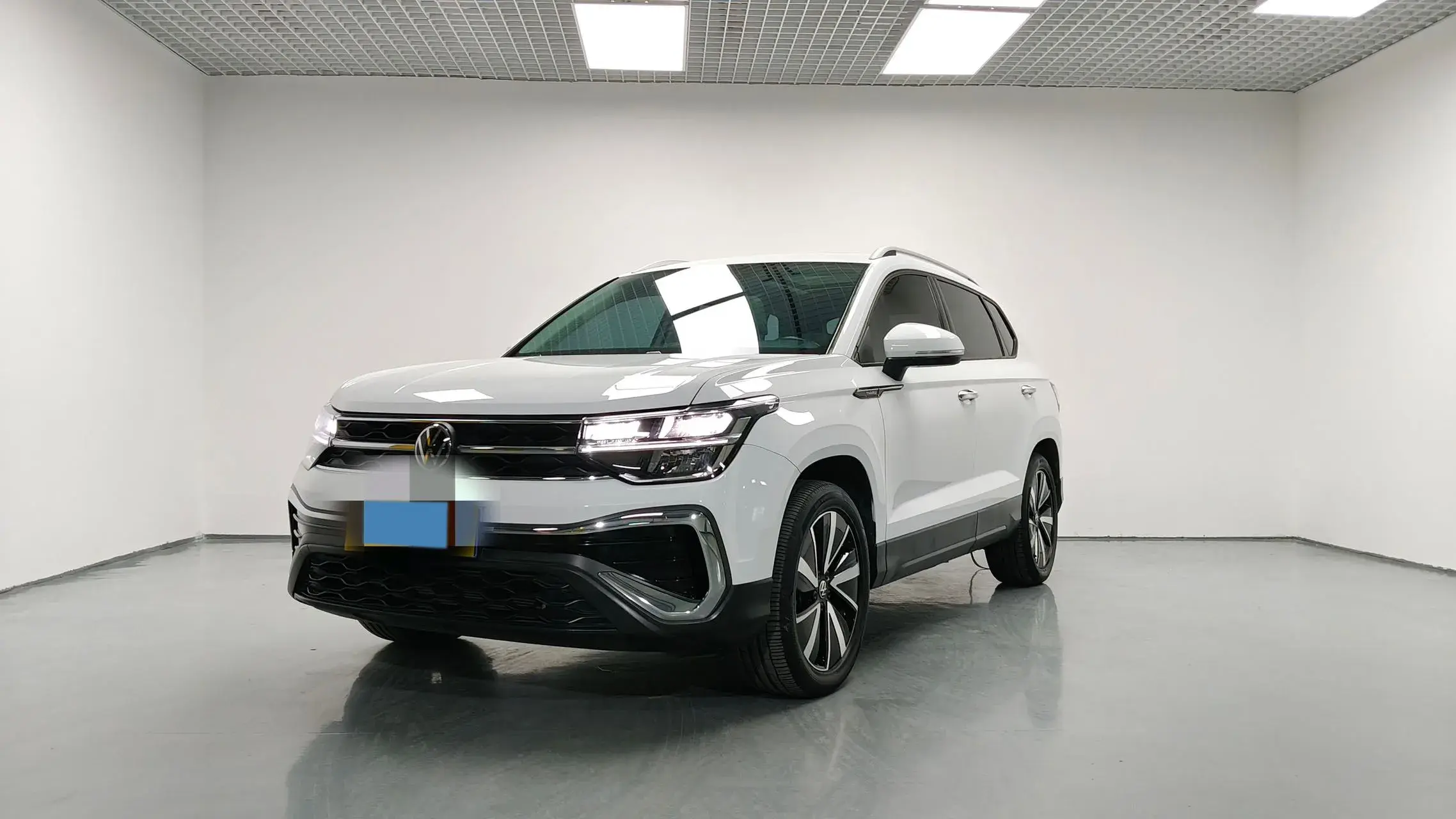 2023 VOLKSWAGEN THARU view 1