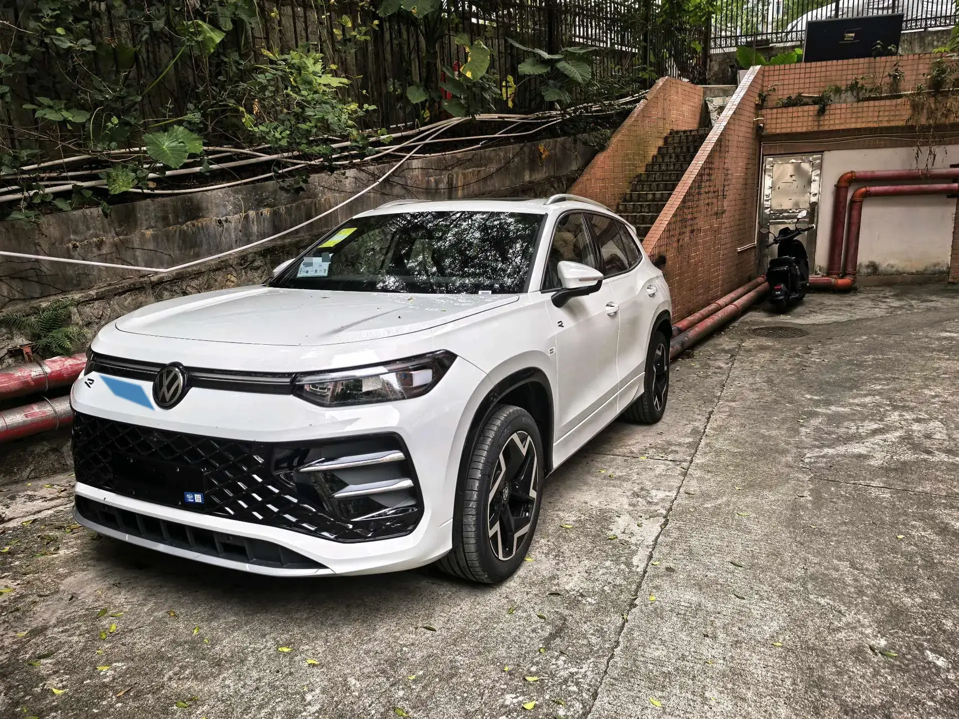 2025 VOLKSWAGEN TAYRON view 1