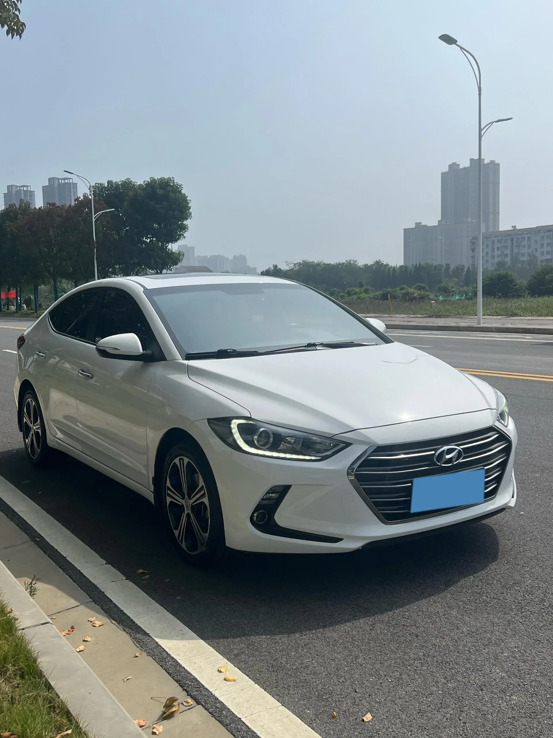 2018 HYUNDAI ELANTRA thumbnail 3