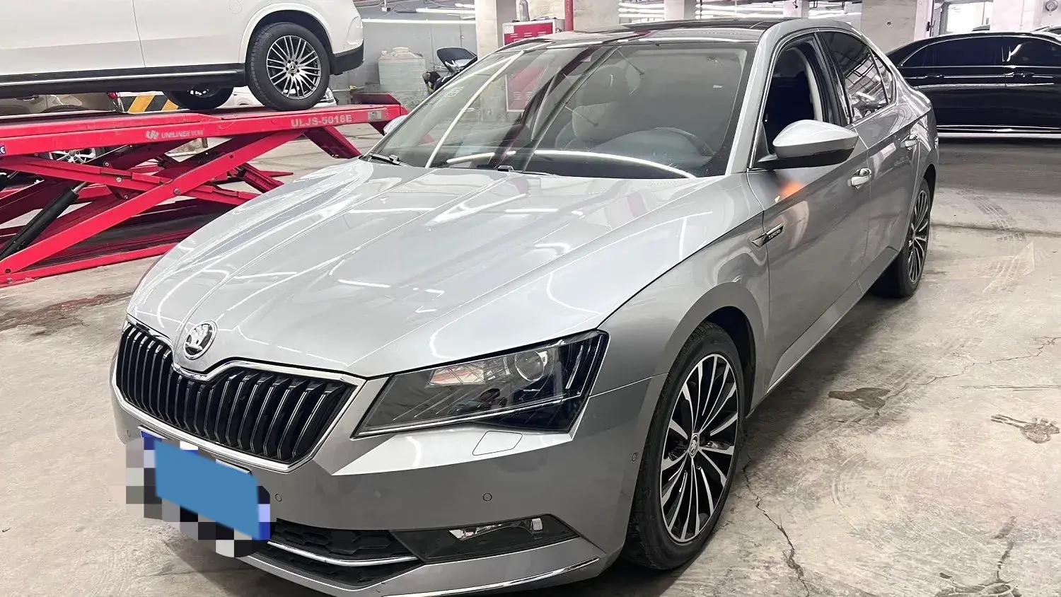 2018 SKODA SUPERB view 1