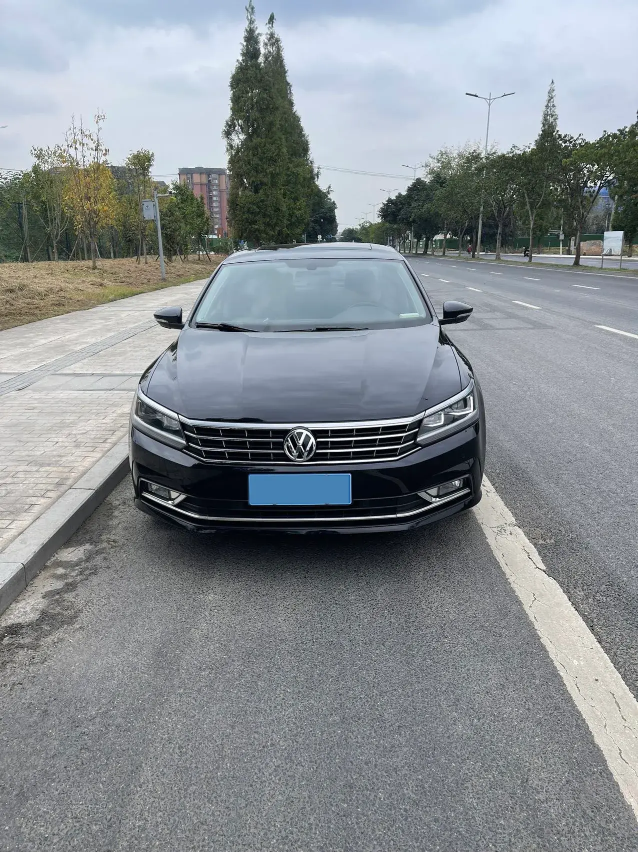 2017 VOLKSWAGEN PASSAT thumbnail 2