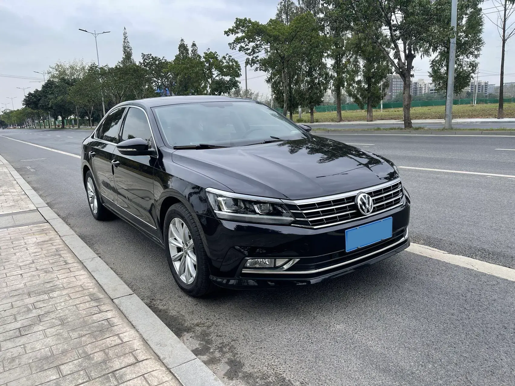 2017 VOLKSWAGEN PASSAT thumbnail 3