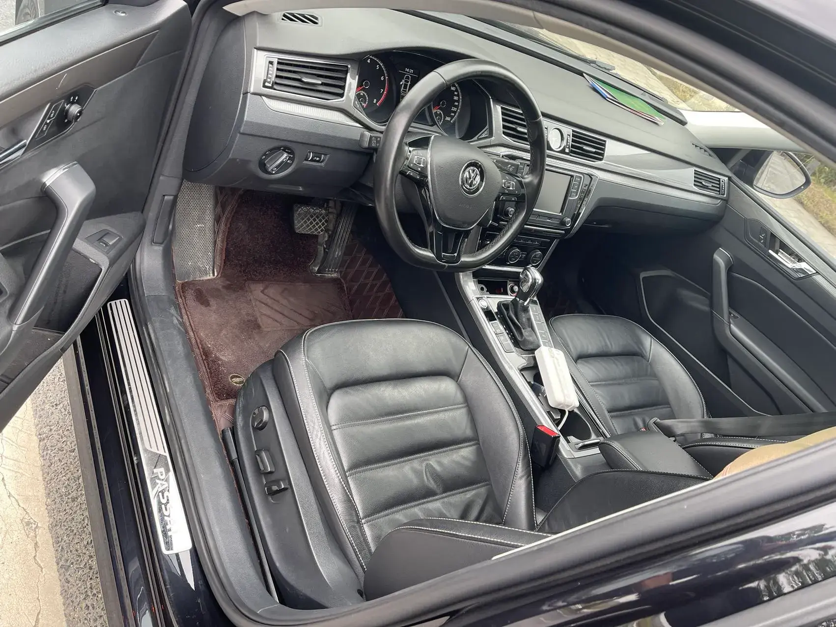 2017 VOLKSWAGEN PASSAT thumbnail 4