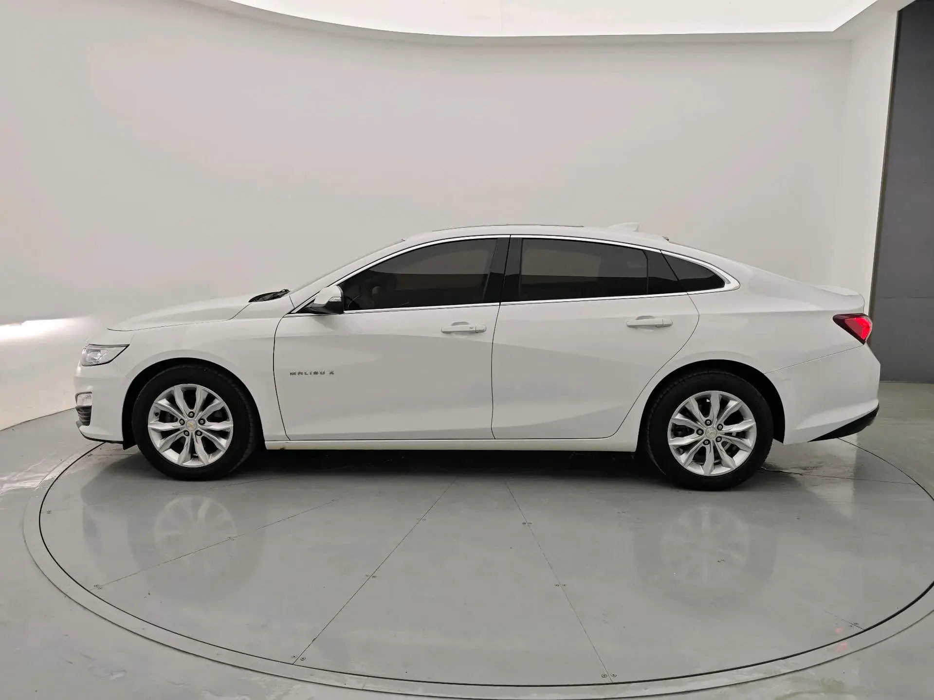 2021 CHEVROLET MALIBU thumbnail 4