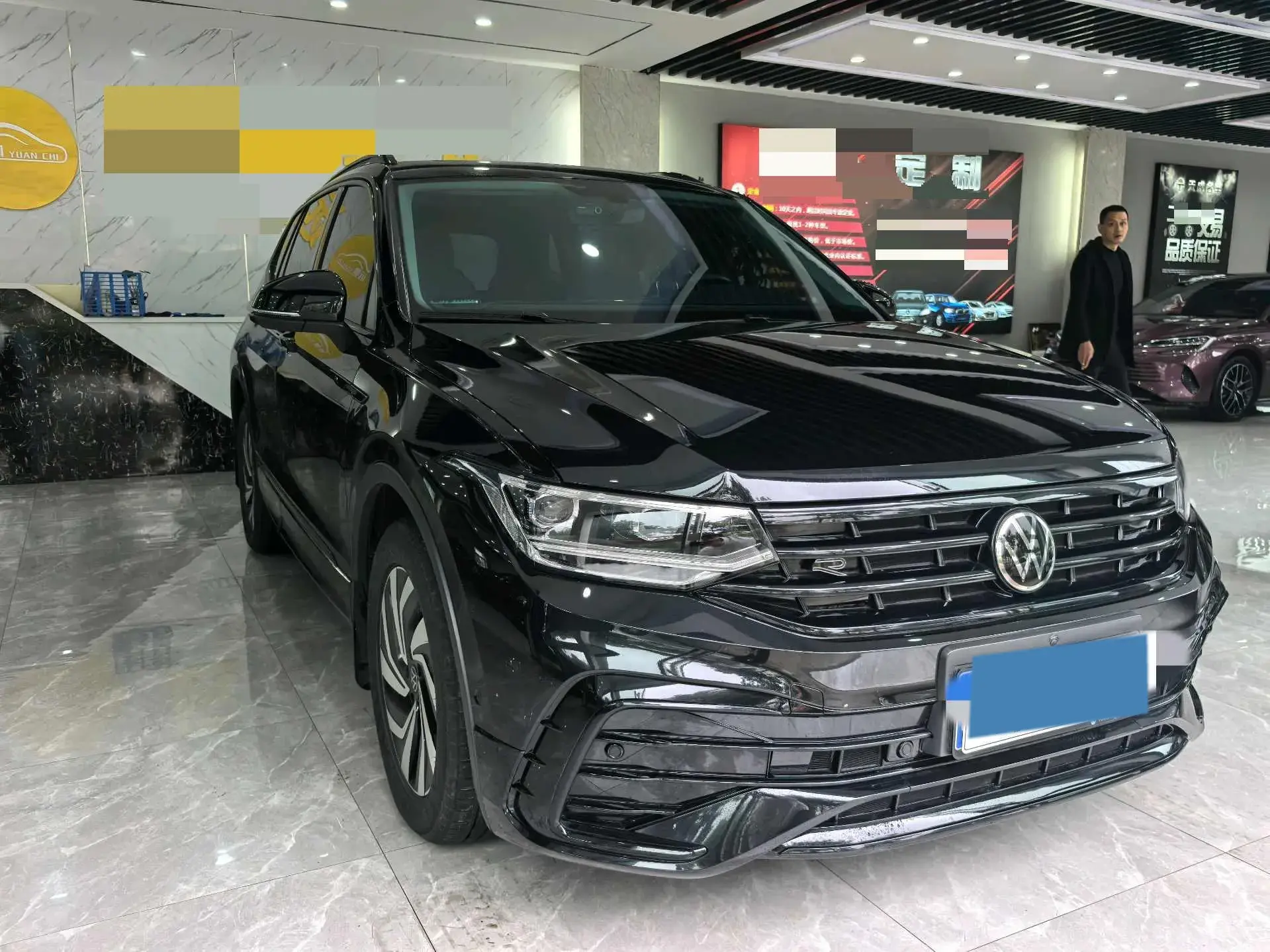 2024 VOLKSWAGEN TIGUAN thumbnail 3