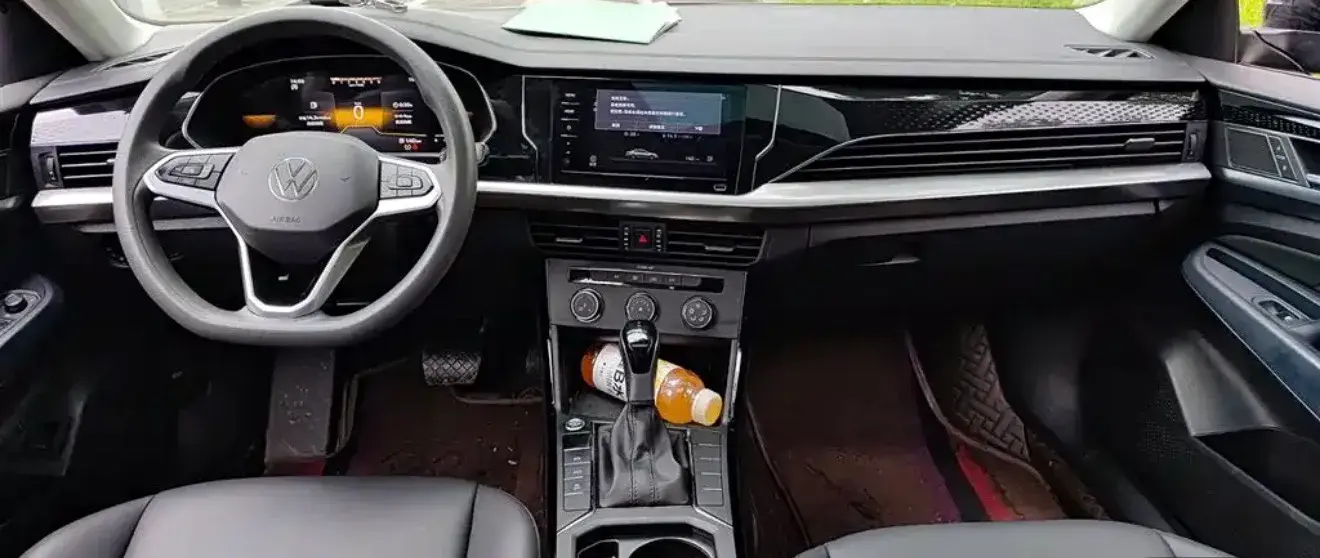 2024 VOLKSWAGEN PASSAT thumbnail 3