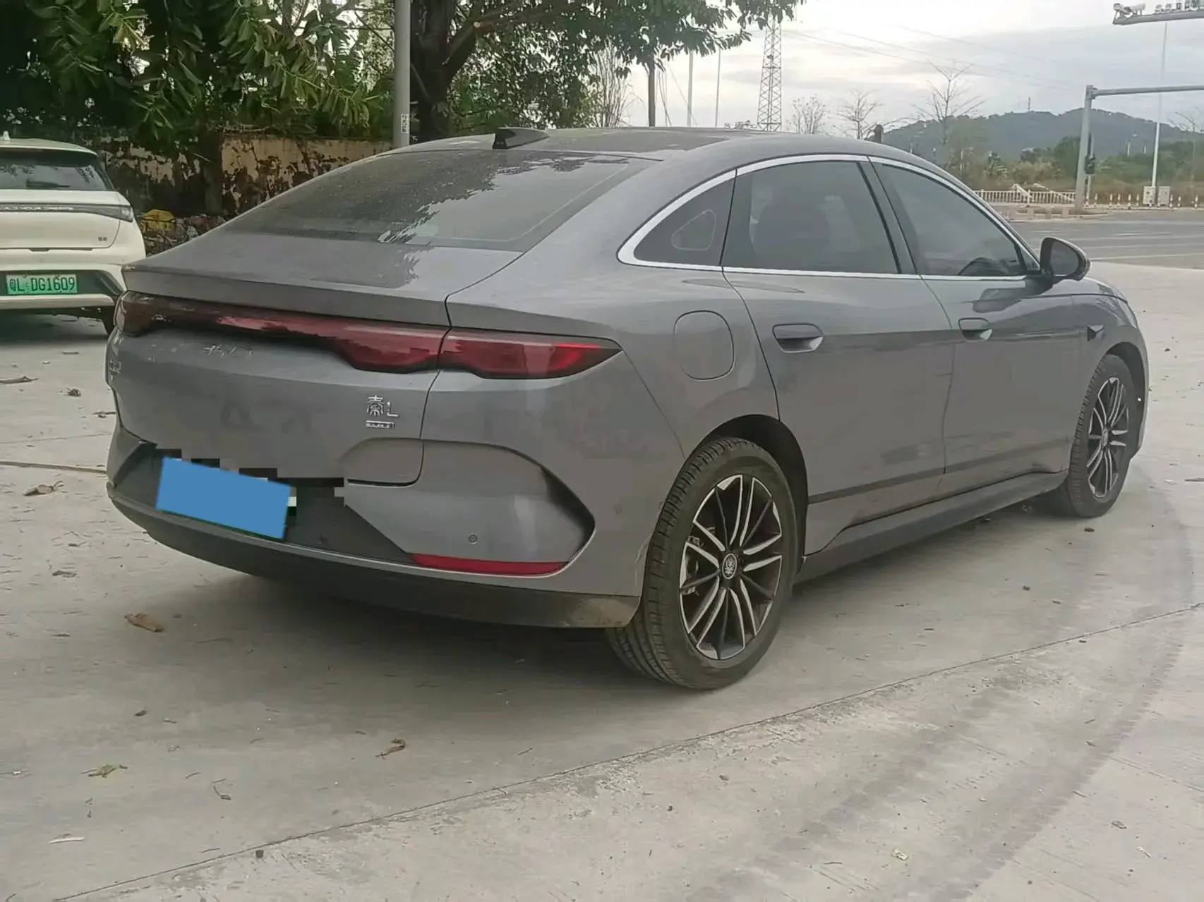 2025 BYD QINL thumbnail 3