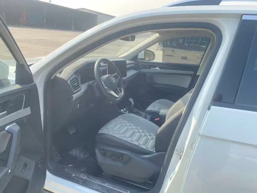 2023 VOLKSWAGEN TAYRON thumbnail 3