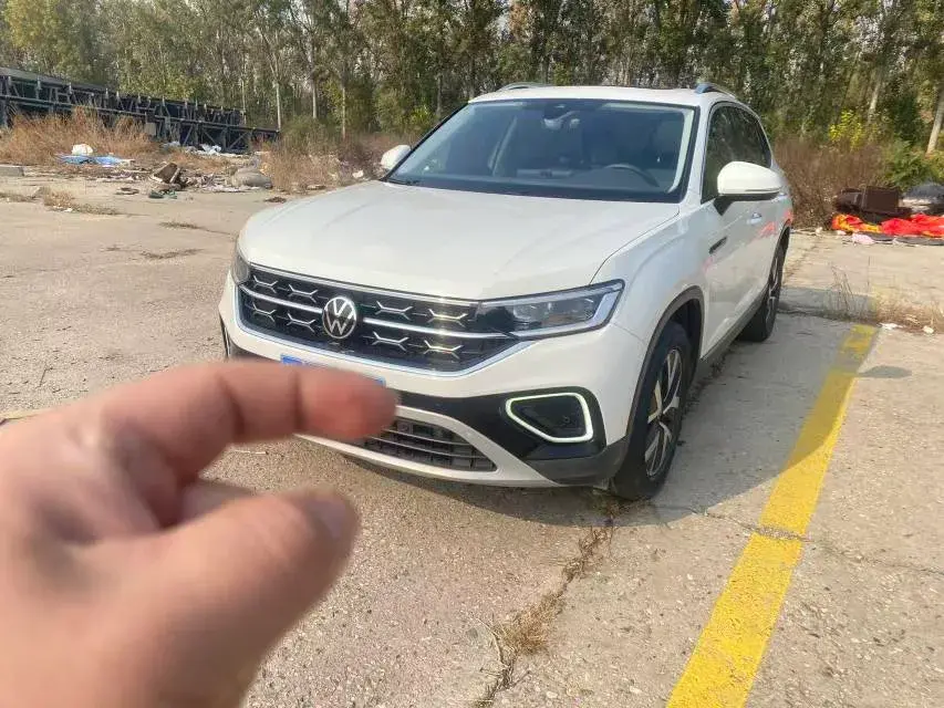 2023 VOLKSWAGEN TAYRON view 1