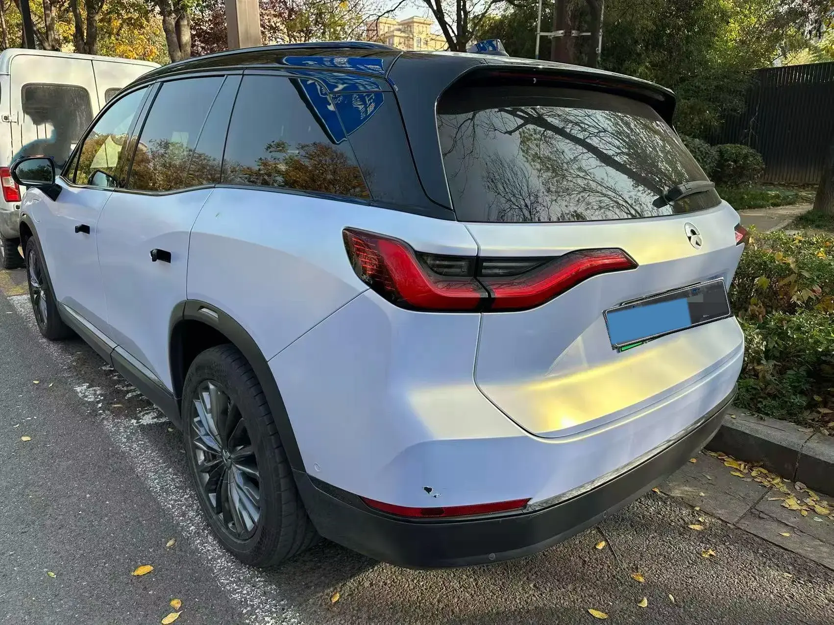 2020 NIO ES8 thumbnail 3