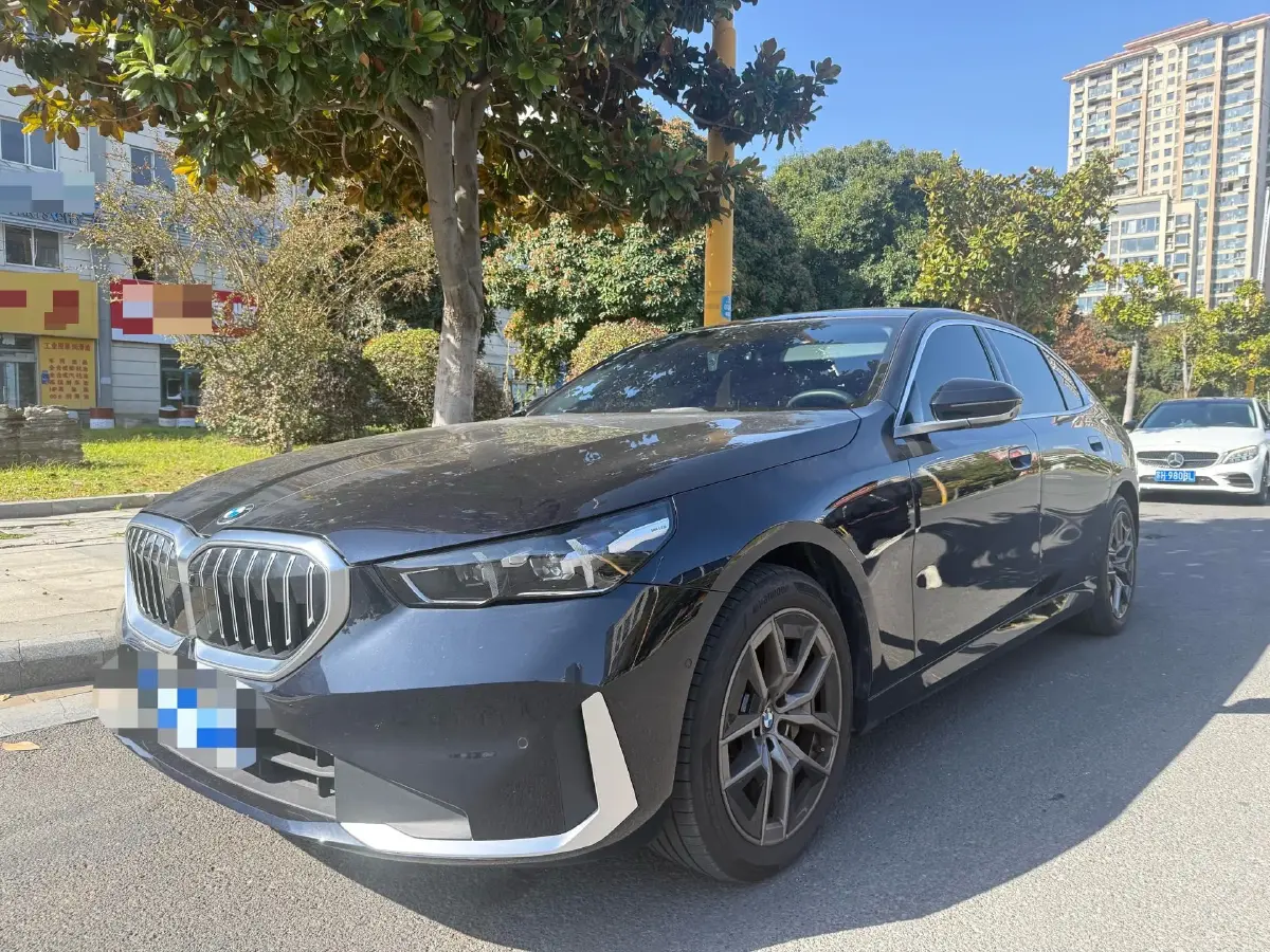 2024 BMW 5 Series 2.0T 258HP L4 8AT