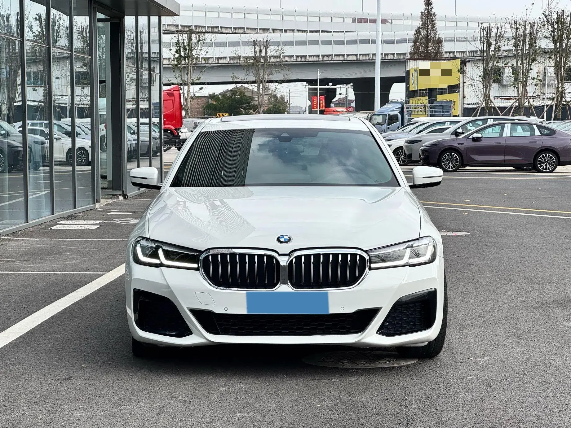 2021 BMW 5 thumbnail 2
