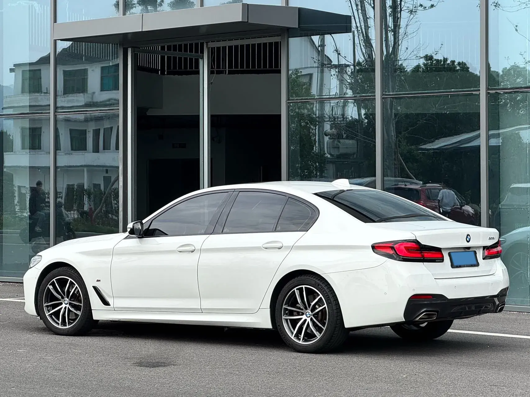 2021 BMW 5 thumbnail 4