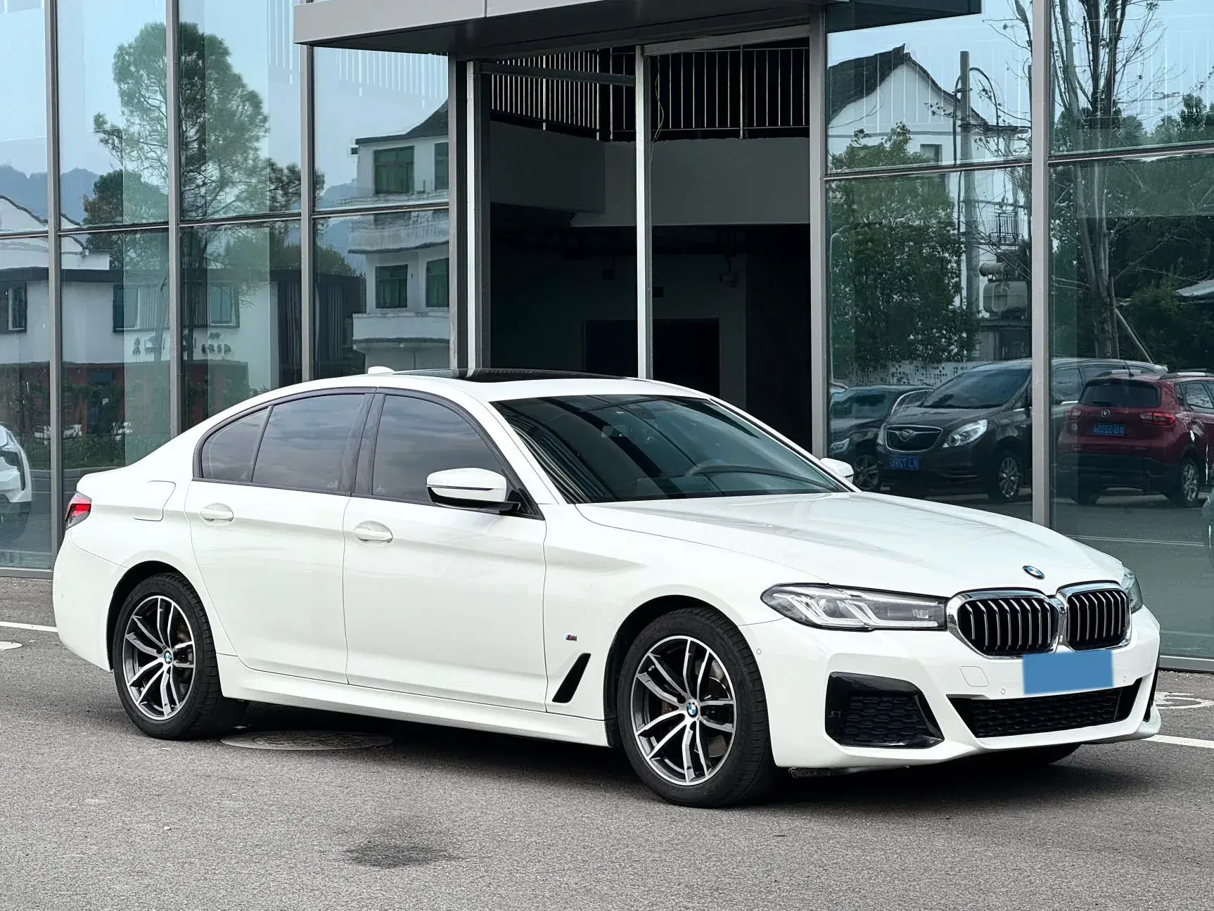 2021 BMW 5 thumbnail 3