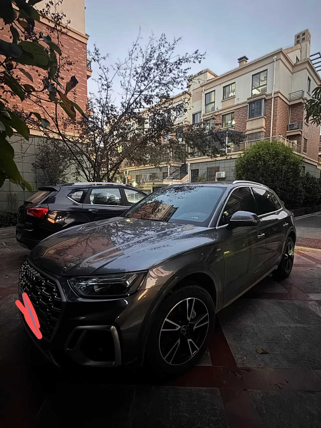 2022 AUDI Q5L view 1
