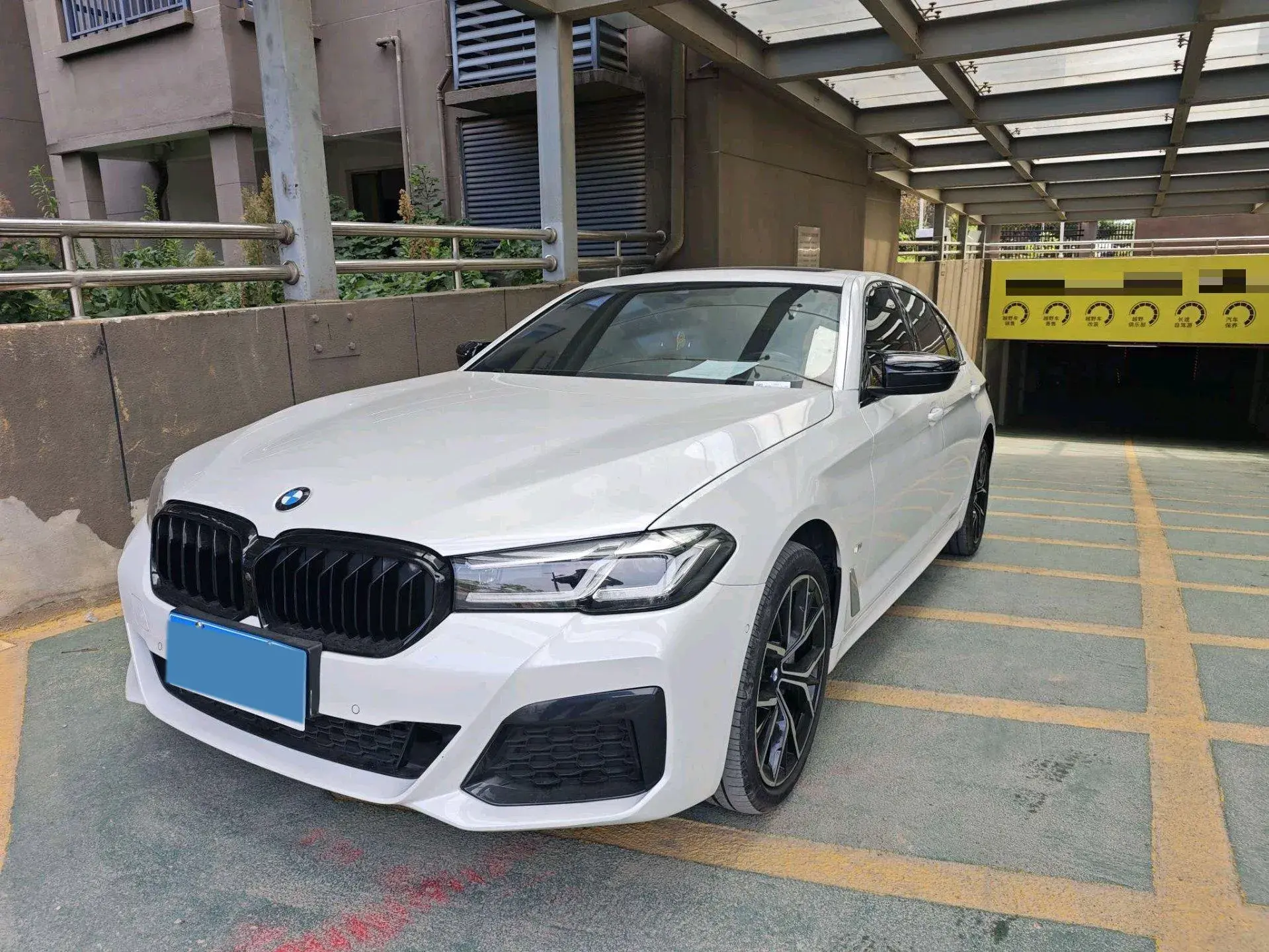 2021 BMW 5 view 1