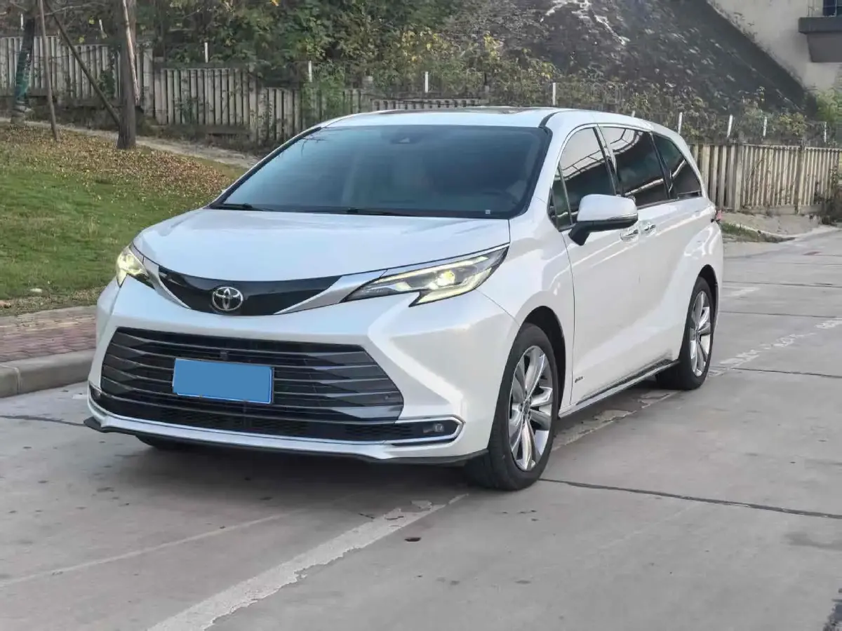 2024 Toyota Sienna 2.5L 189HP L4 E-CVT Hybrid